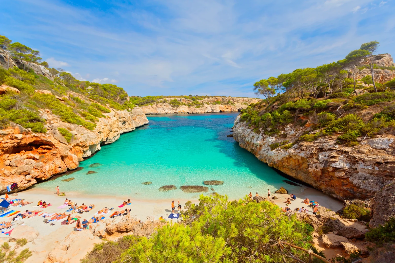Mallorca zpřísňuje pravidla pro turisty. Dovolenou může prodražit i obyčejná chůze bez trička