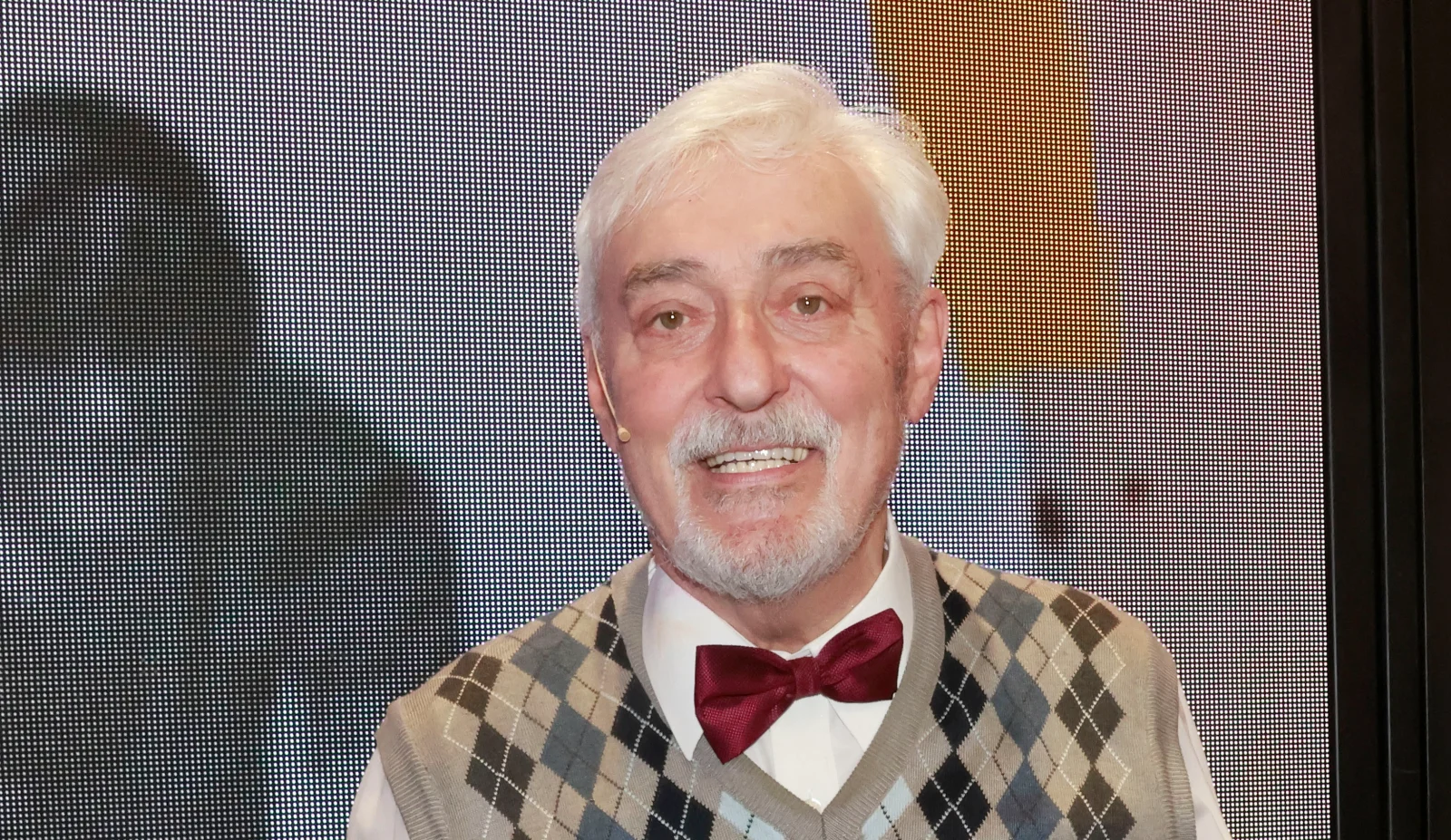 Tady bydlel oblíbený moderátor Jan Rosák. Svou luxusní vilu se rozhodl opustit, interiér fascinuje i přední architekty