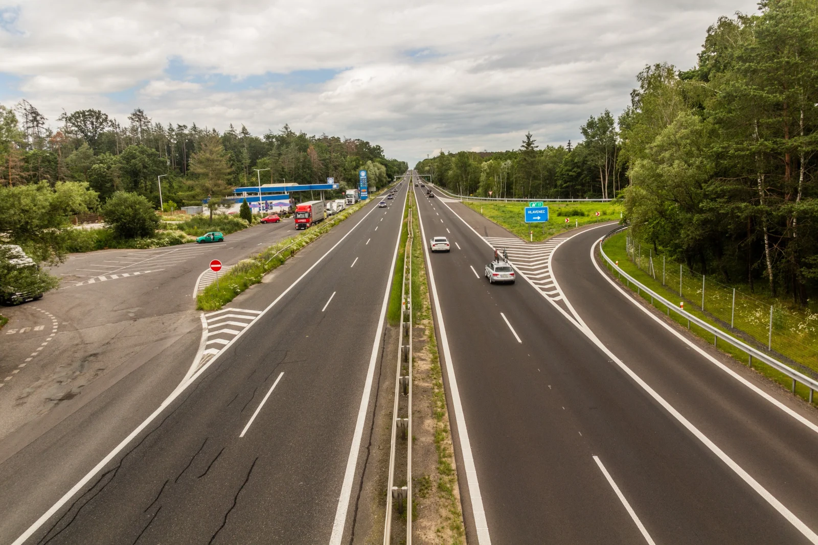 Za špatné odbočení hrozí pokuta. Přinášíme jasná pravidla, kdy se po dálnici smí jet bez platné známky