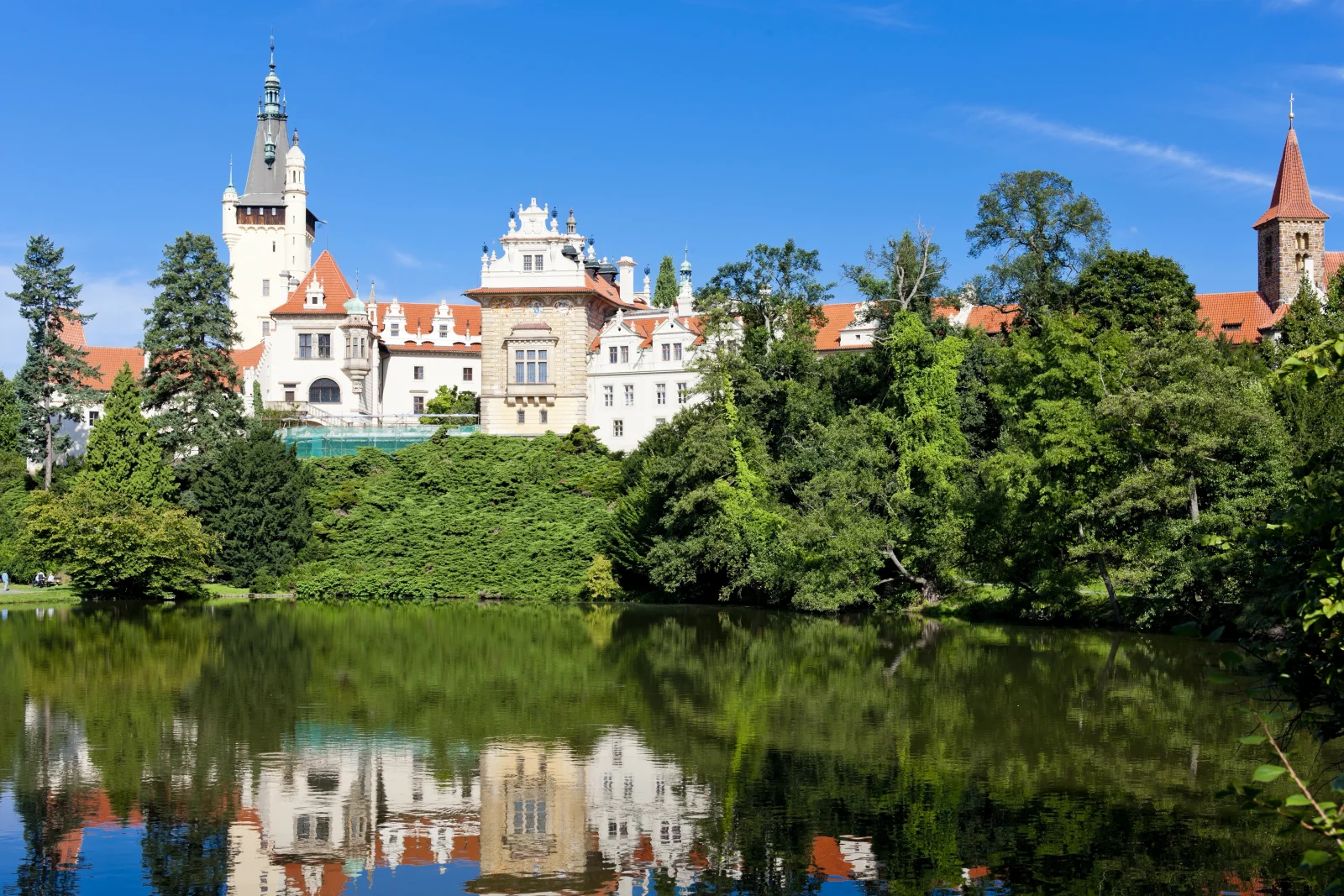 Nejkrásnější zámek v Česku, o kterém se málo ví: Točila se tady známá pohádka, ale davy turistů tu nečekejte