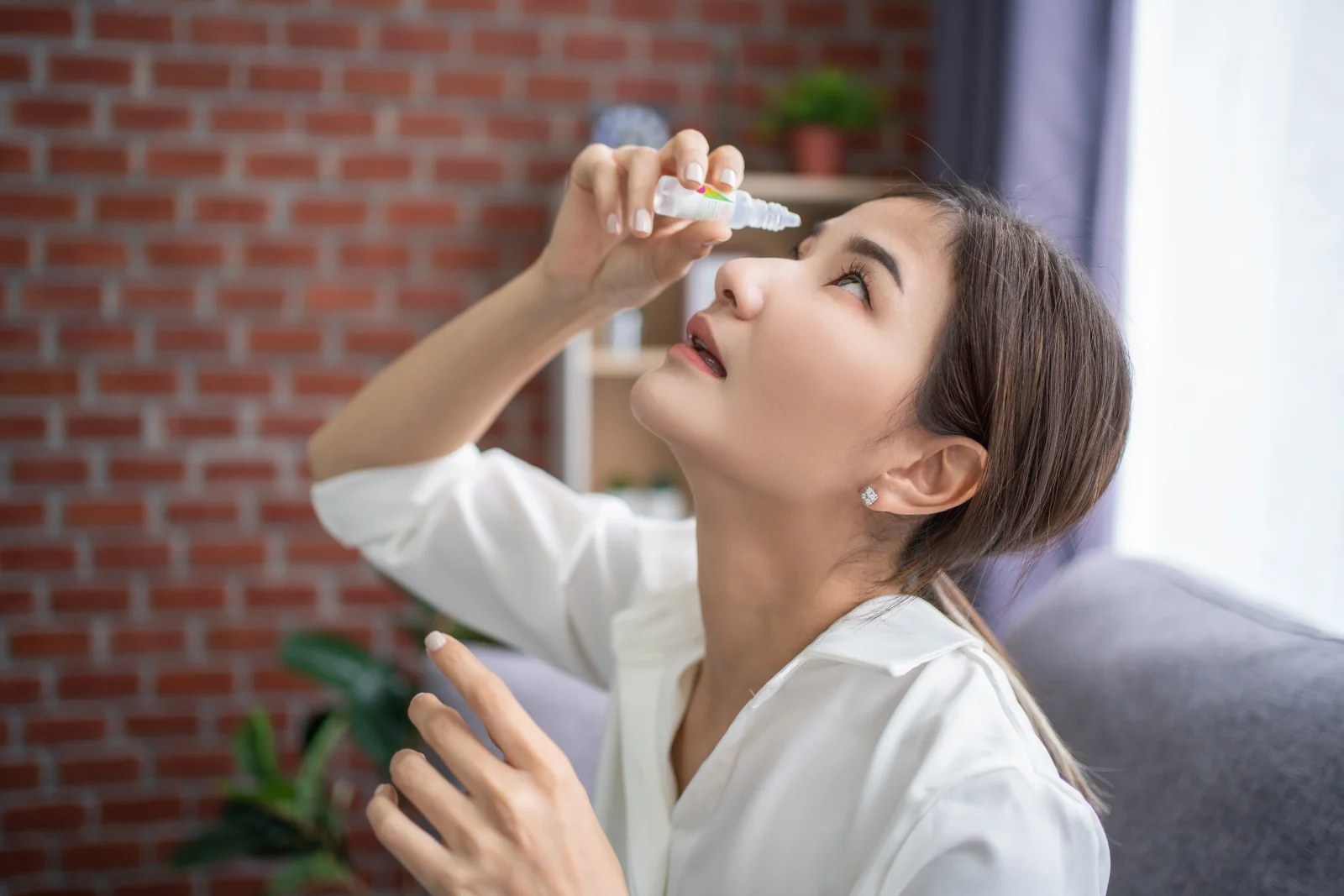Hygienici varují před nevyhovujícími očními kapkami. Pokud je máte doma, vraťte je do lékarny