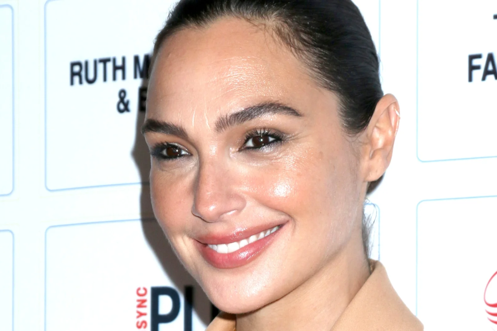 Gal Gadot a další hvězdy odhalily realitu. Bez make-upu vypadají jinak, než mnozí čekali