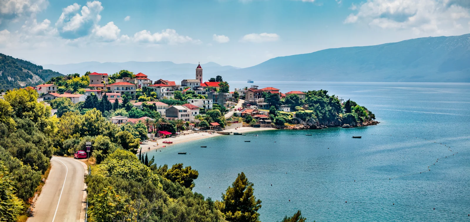 Lidé sem jezdí za mořem a přitom netuší, že míjejí skrytý klenot. Toto jezero patří k nejkrásnějším na planetě