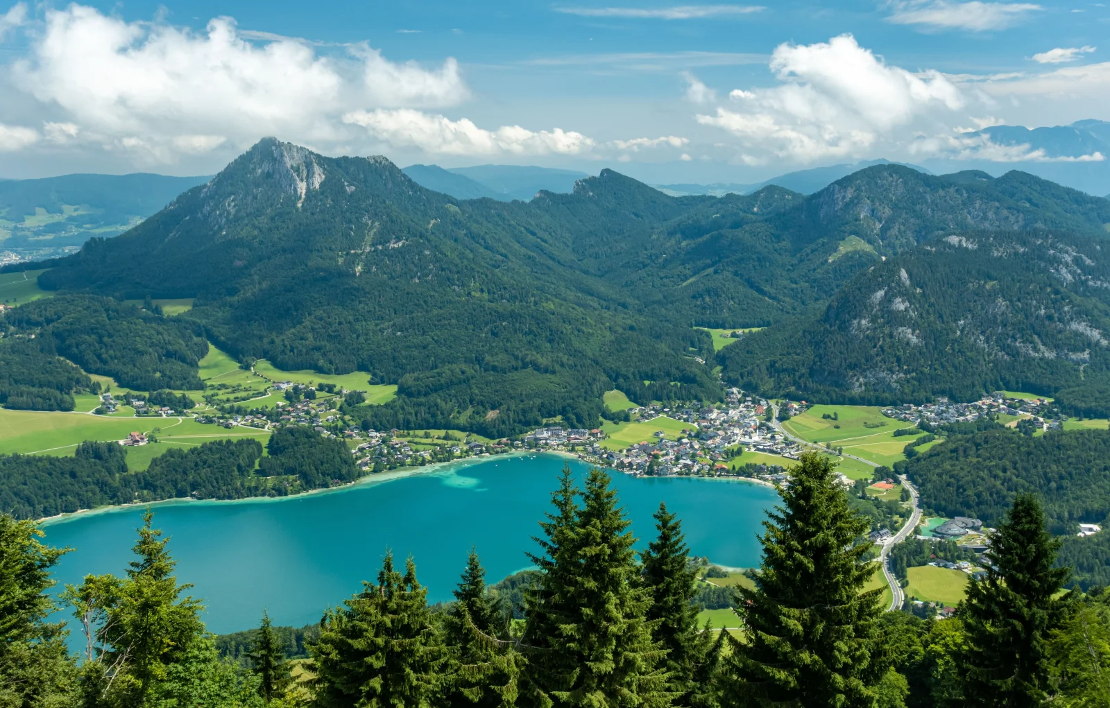 Zapomeňte na Lago di Garda. Pár hodin cesty z Česka leží jezero, které bere dech a láká davy turistů