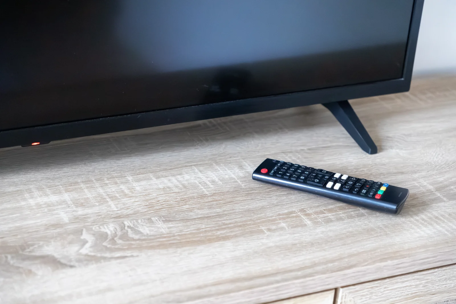 Televize vypnutá není vždy vypnutá. Tichý žrout pod obrazovkou může běžet celý rok