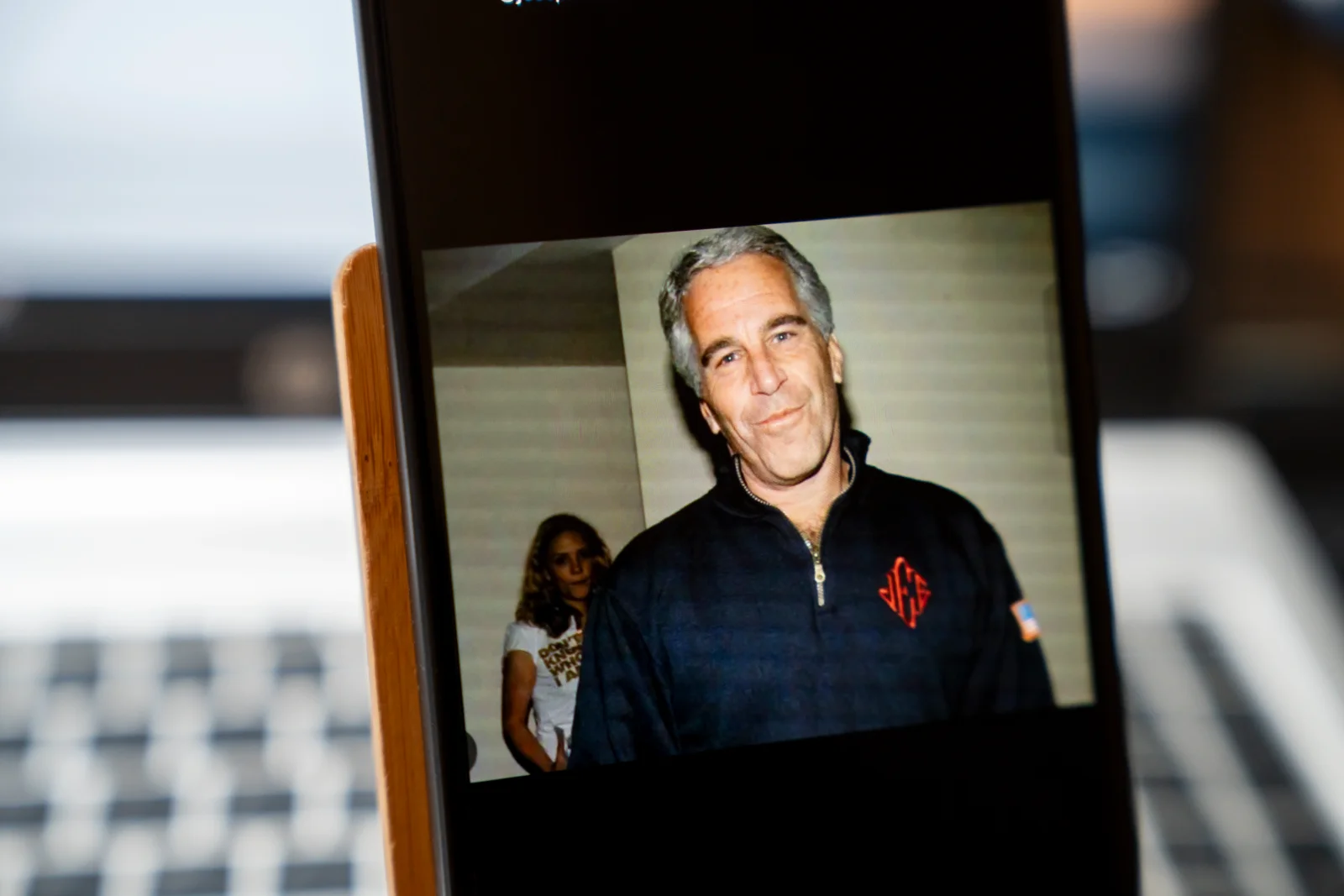 Jeffrey Epstein po sobě zanechal tajný dopis na rozloučenou. Zůstal u jeho spoluvězně a dodnes je zapečetěný