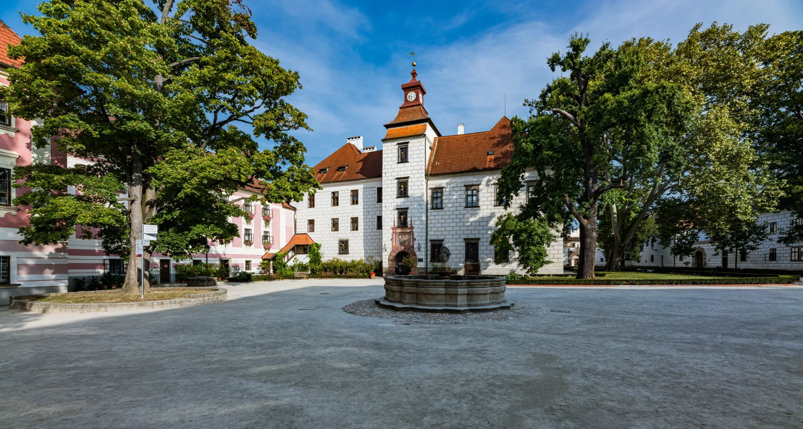 Podobně krásné jako Karlovy Vary, ale cenově dostupnější. Jihočeské lázně nabízí klid a krásné prostředí
