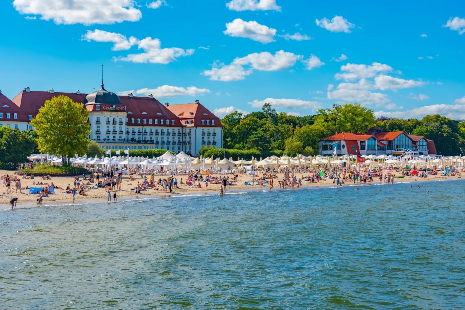 Turisté mířící na tuto polskou pláž se musí připravit na výrazné změny. Bez oblečení vás tady nikdo neobslouží