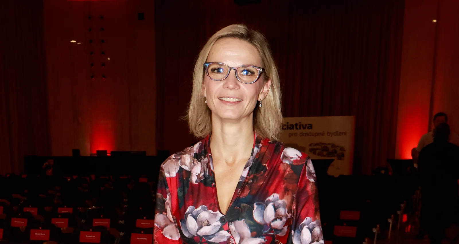 Zuzana Mrázová nechce odejít ani z vlády, ani z obecního bytu. Spor kolem ministryně dál eskaluje