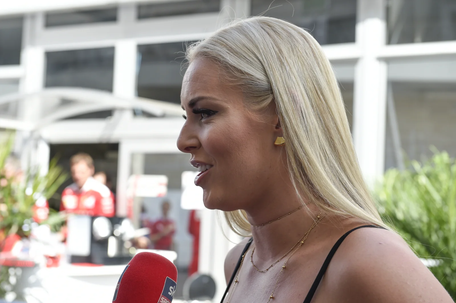 Lindsey Vonn se po těžké olympijské havárii ukázala na veřejnosti. Na letišti ji vezli na vozíku, vypadá vyčerpaně