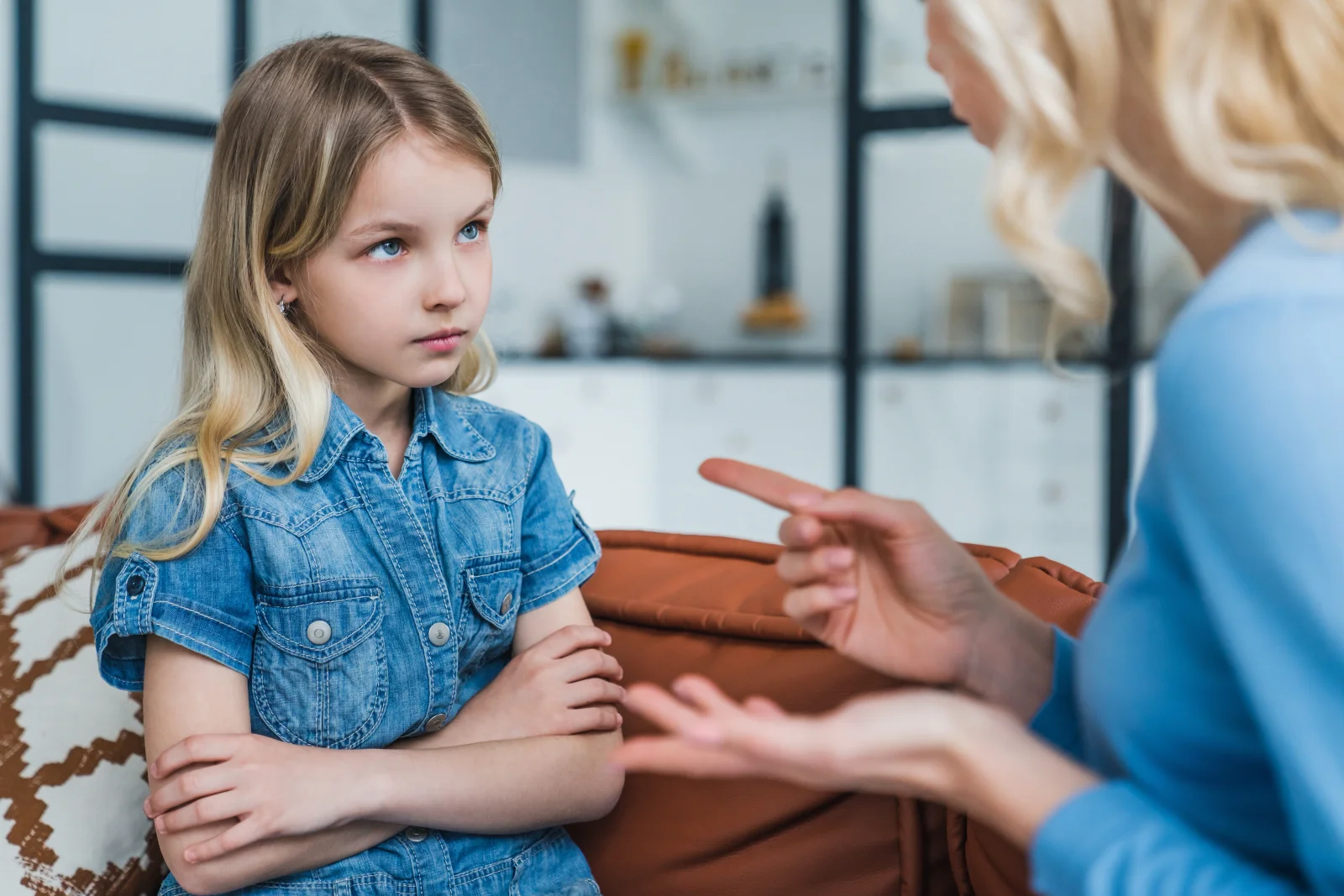 Maminky, tohle nikdy neříkejte své dceři. Sebevědomí jí můžete zlomit na celý život a poškodit i budoucí vztahy