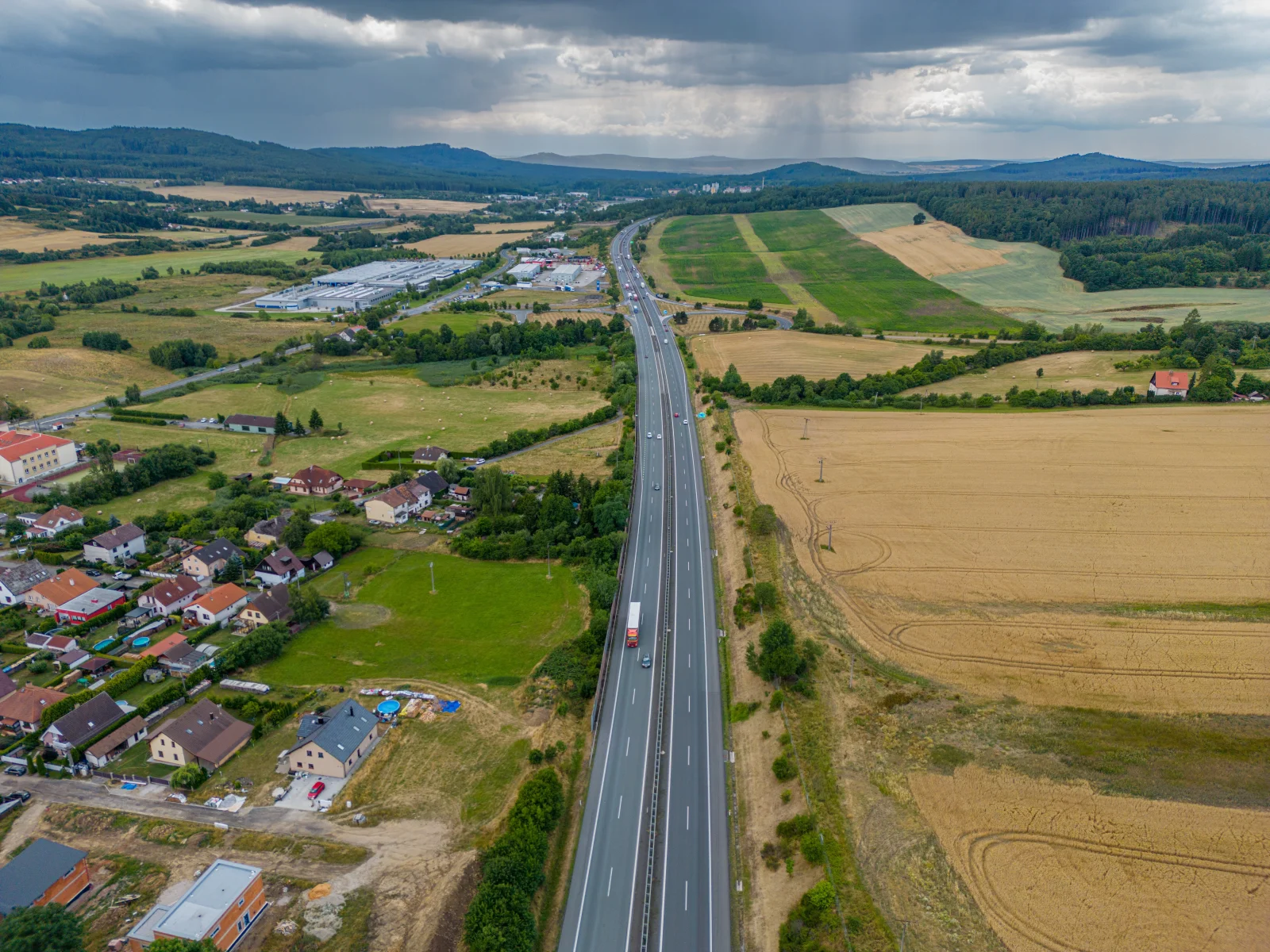 Řidiče čeká nečekaný bonus. Známý obchodní řetězec nabízí celoroční dálniční známku za polovinu