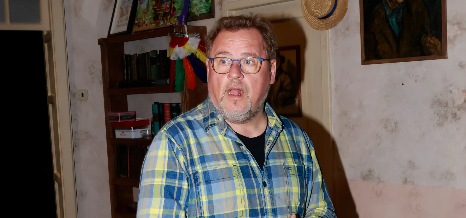 Václav Kopta žije v luxusní vile po dědečkovi. Uvnitř má skrytý poklad, který mu závidí i pamětníci