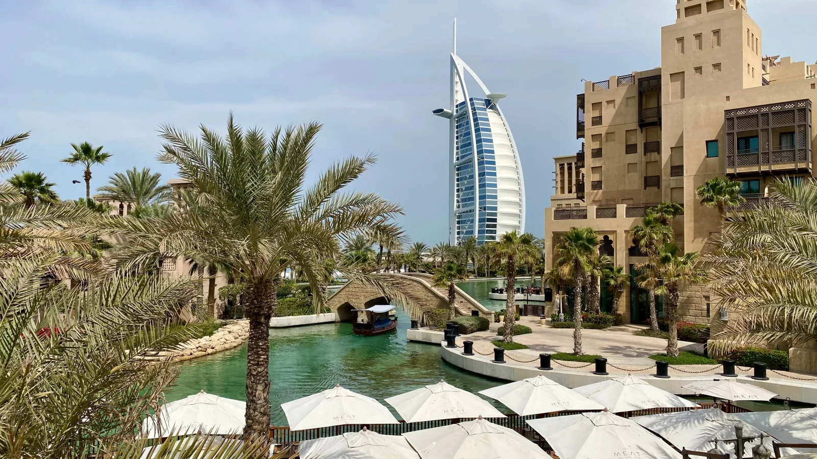 Dubaj investuje do ekonomiky 1,5 miliardy dirhamů. Ulevit má hotelům, restauracím i lidem, kteří hledají práci