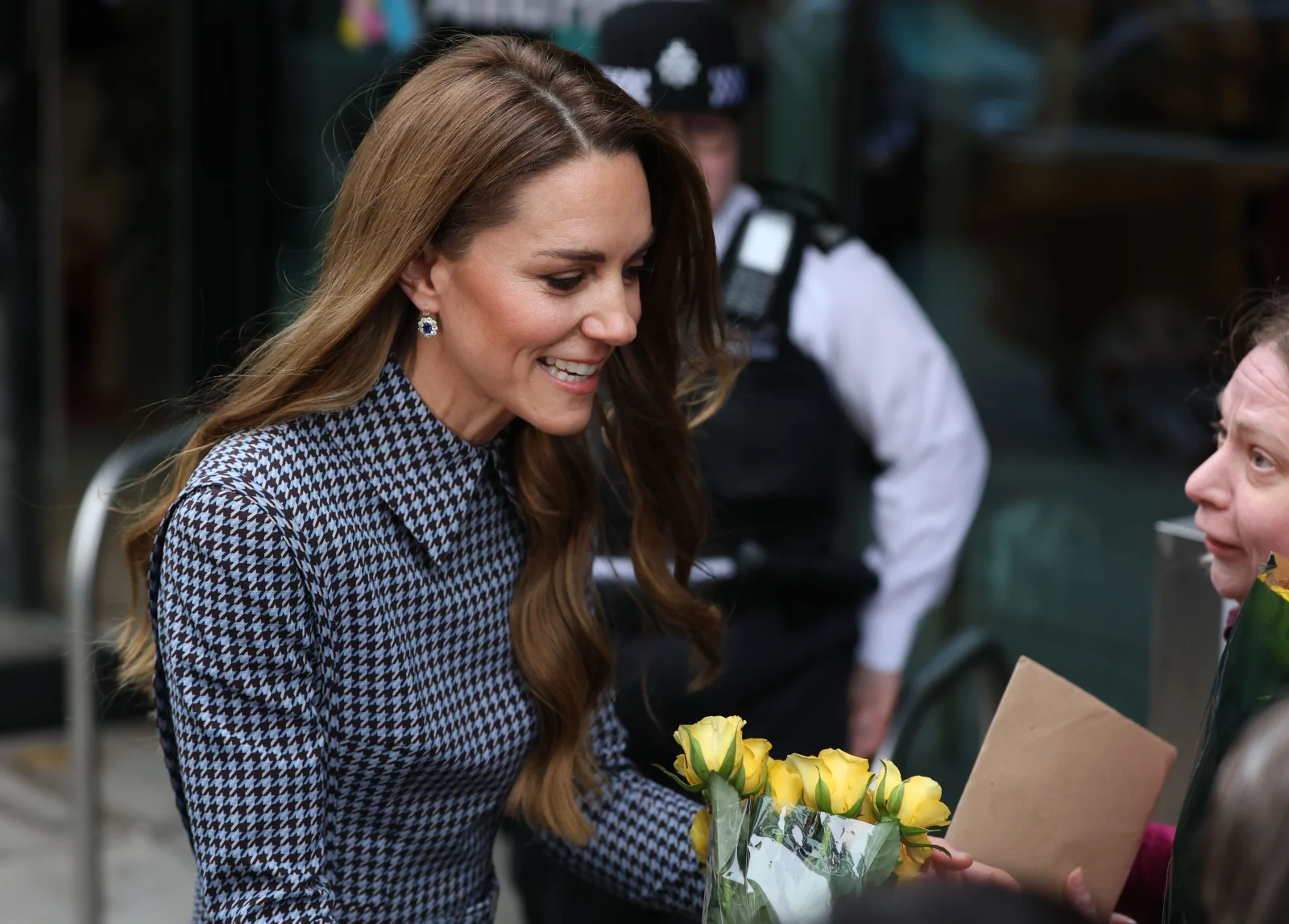 Vzácný podpis princezny Kate se ukázal veřejnosti. Je mnohem ladnější, než si většina představovala