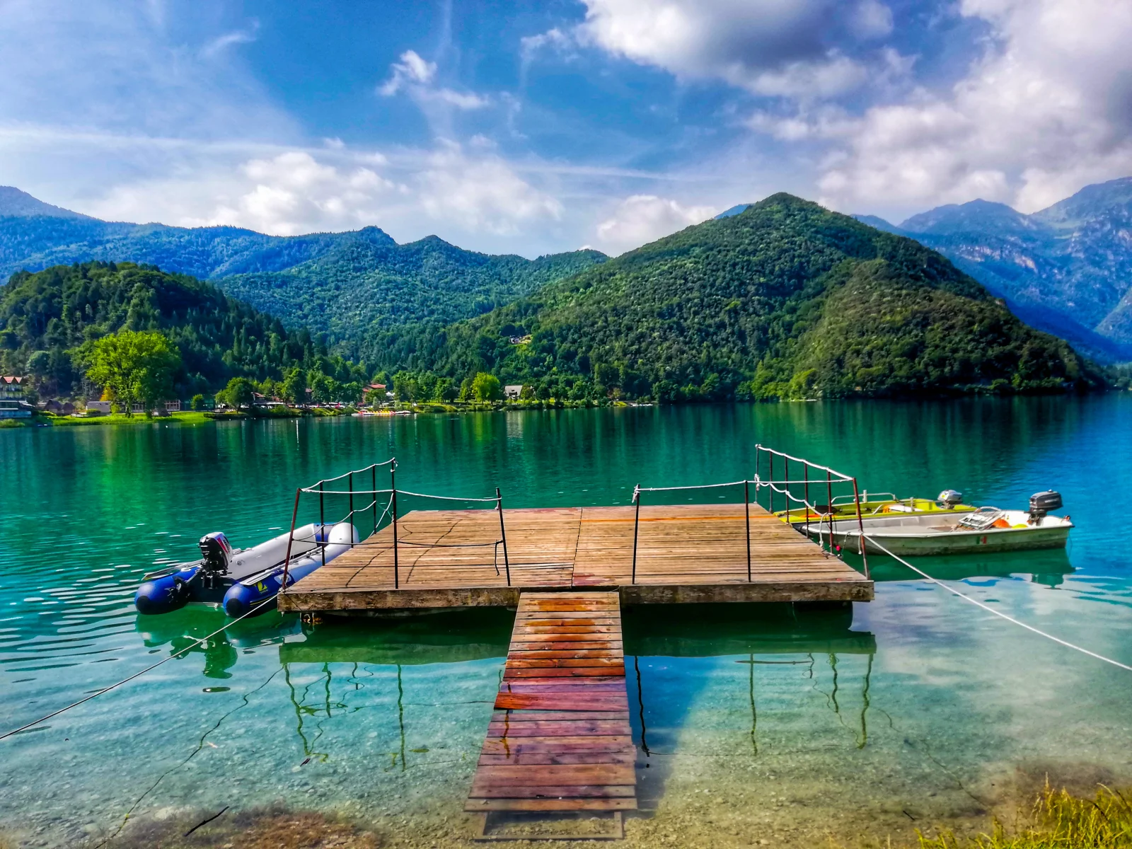 Toto je nejkrásnější jezero v Evropě a Češi o něm skoro nevědí. Loni ho objevili Němci a ceny vyletěly o 40 %