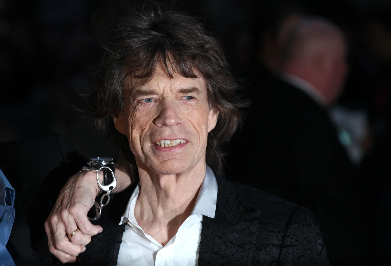 Zpěvák Mick Jagger se dostal do vážných potíží. Jeho večírek ukončili karabiniéři, sousedé si na něj stěžovali