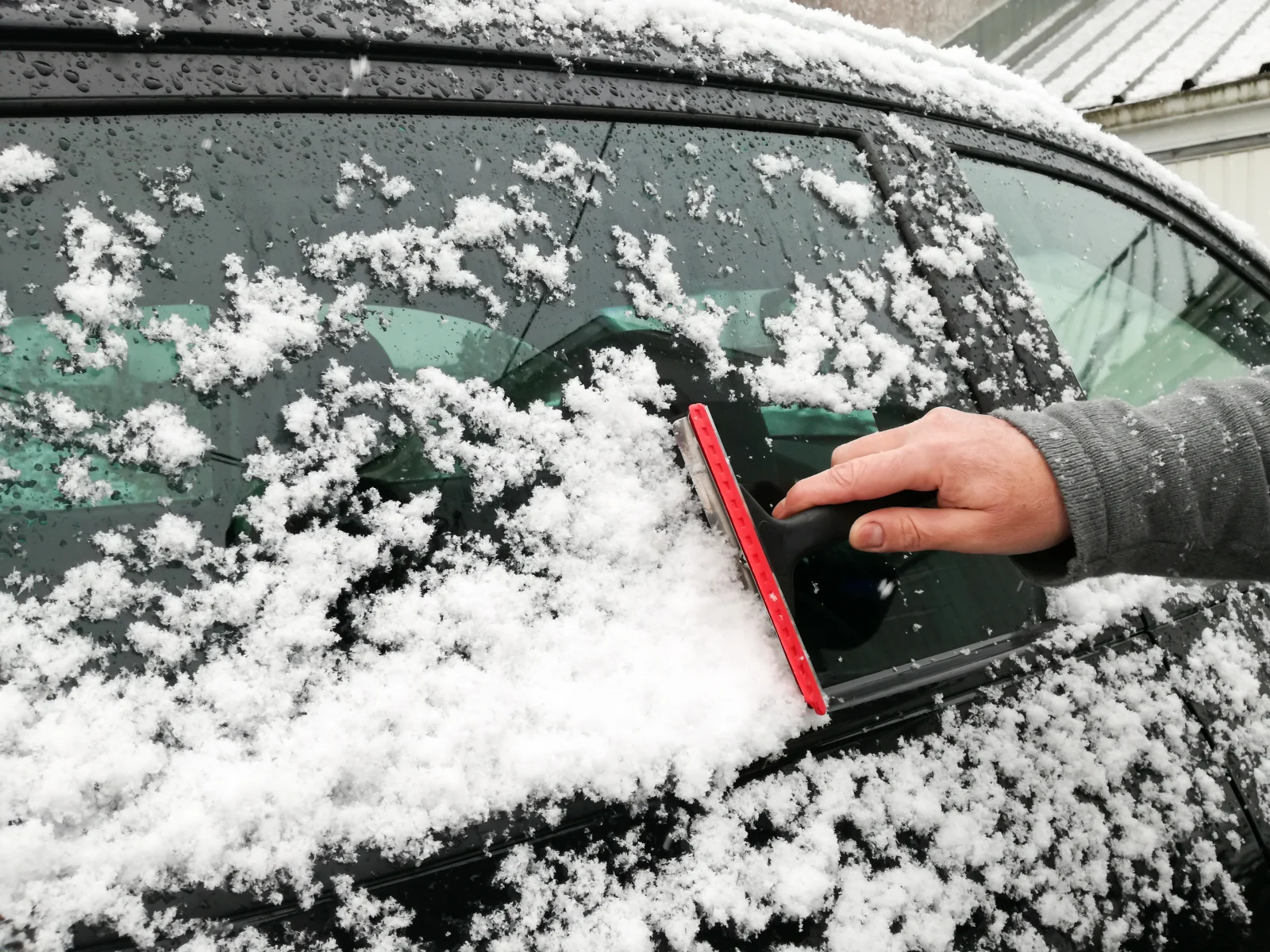 Ranní škrábání skel může přijít draho. Řidiči dělají zásadní chybu u nastartovaného motoru a pokuta je vysoká