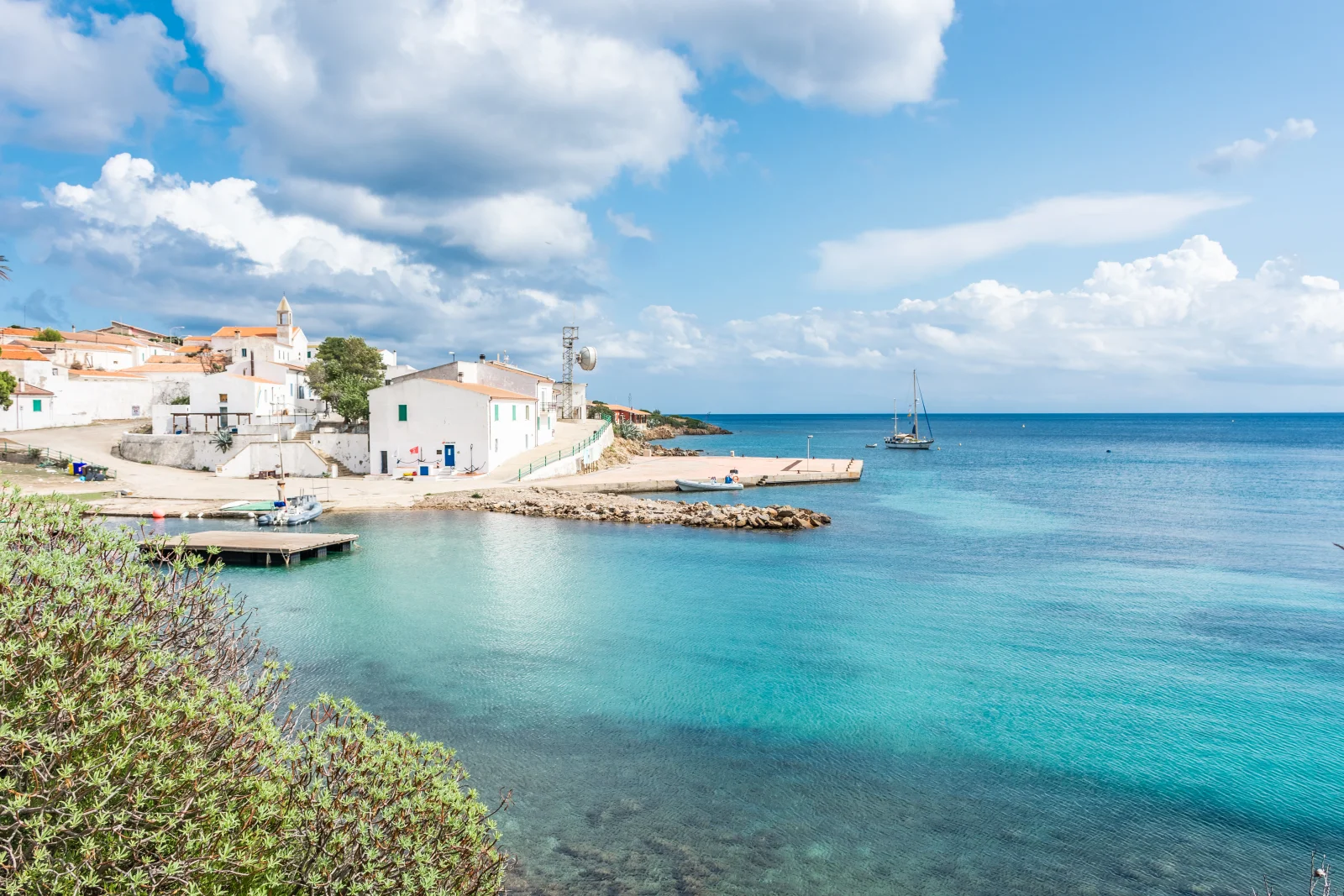 Sardinie láká tyrkysovým mořem a bílými plážemi. Turisty ale brzdí povinné rezervace místních pláží