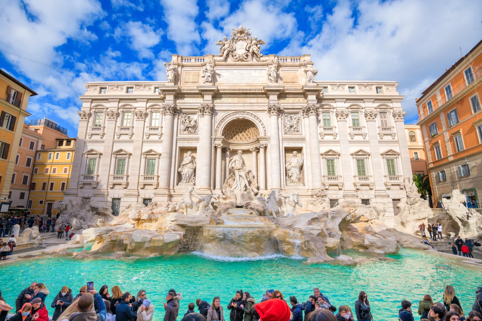 U slavné Fontány di Trevi se turistka utrhla z řetězu. Za pár vteřin ji zpacifikovala policie