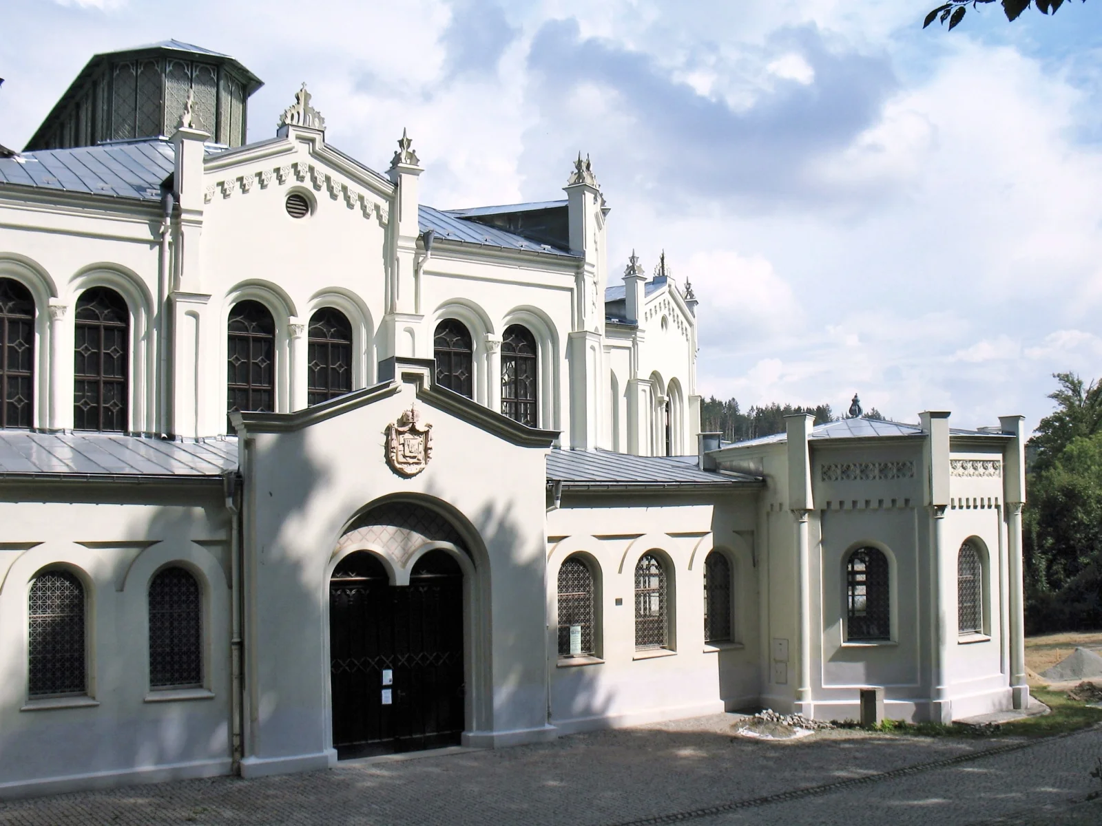 Na západě Čech stojí místo, o kterém skoro nikdo neví. Jízdárna ve Světcích překvapí každého