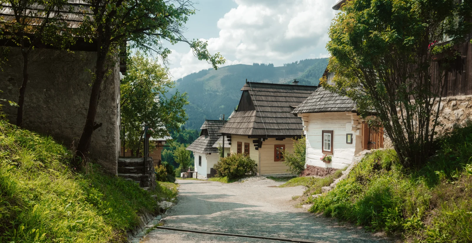 Navštívili jsme nejkrásnější vodopád Slovenska, který Češi neznají. V létě se pod jeho proudem můžete osvěžit