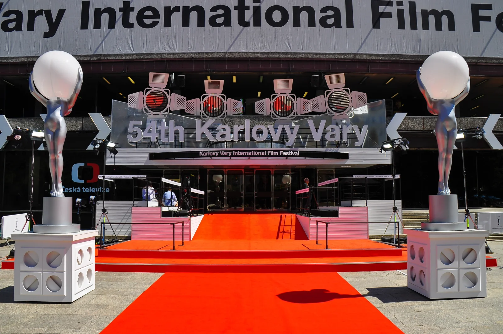 Karlovy Vary během festivalu nejsou jen pro bohaté: Výlet se dá zvládnout i bez luxusního hotelu