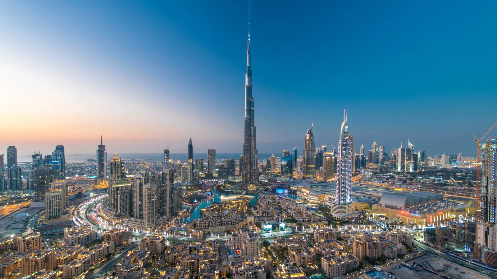 Tisíce lidí zůstaly na letištích v Dubaji. Snaží se sehnat nové lety dřív, než zmizí poslední volná místa
