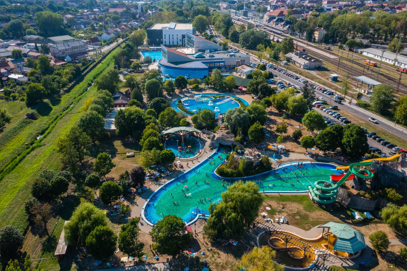 Důchodci míří do tohoto evropského města. Termální lázně tam stojí jen 103 korun a k tomu tři bazény, sauna i masáže