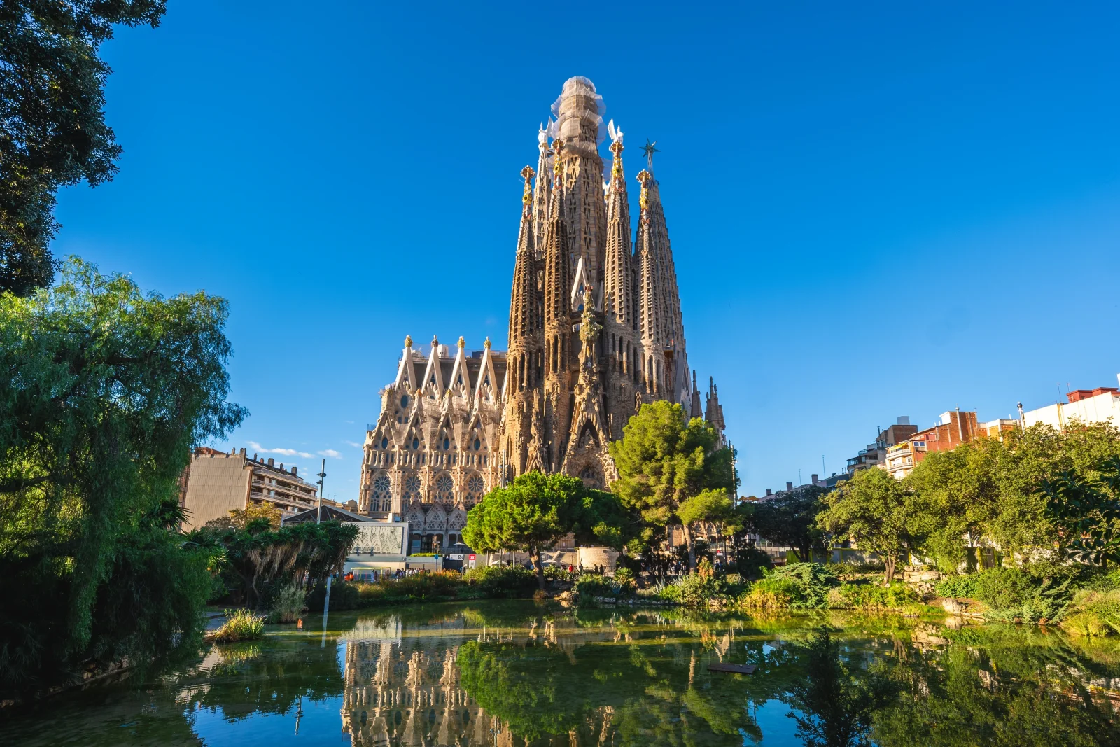 Barcelona zdražuje pobyty všem turistům. Za jednu noc si připlatí i stovky korun navíc