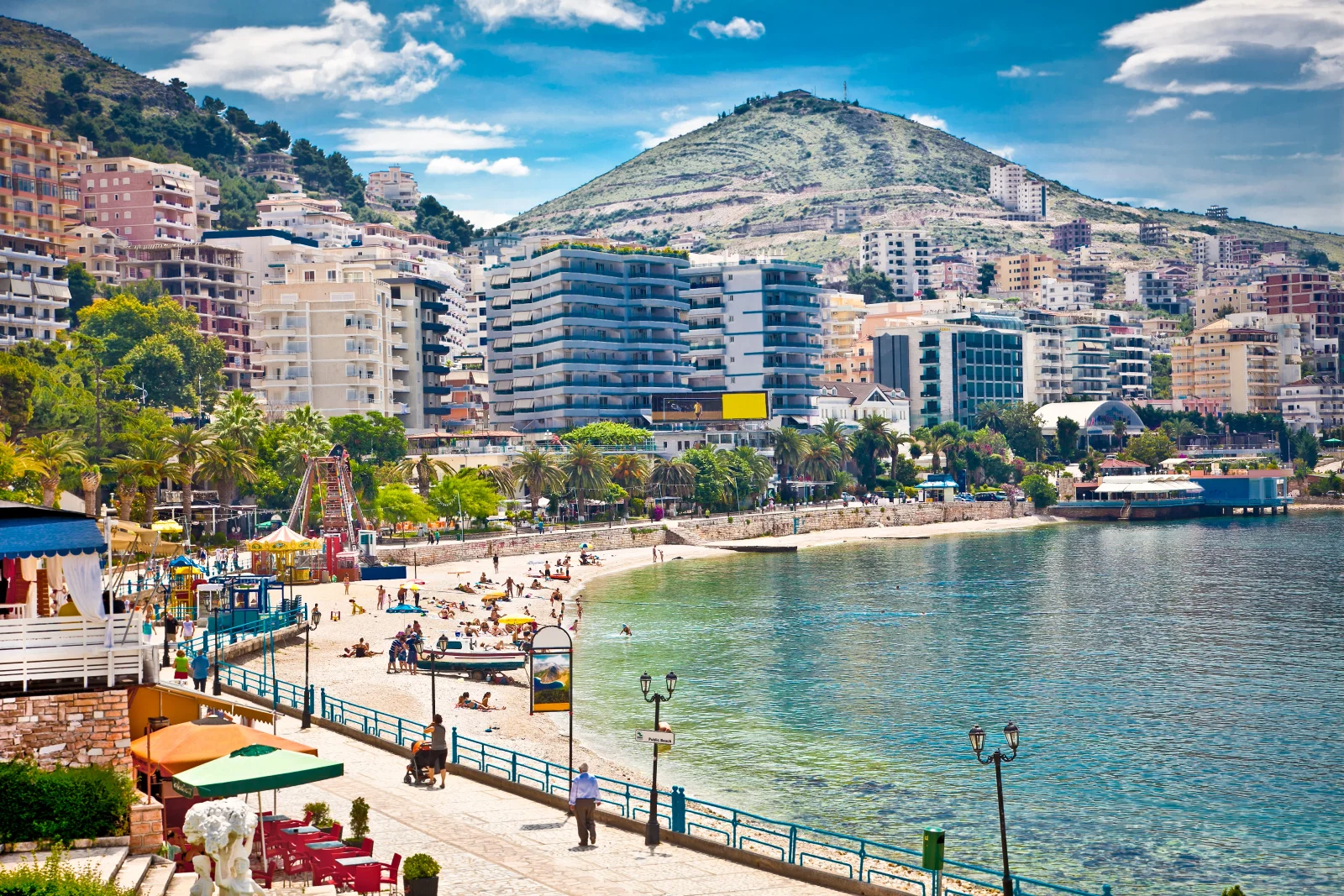 Albánská Saranda je letošní hit Čechů. U moře se dá bydlet levněji než v hotelu u české přehrady
