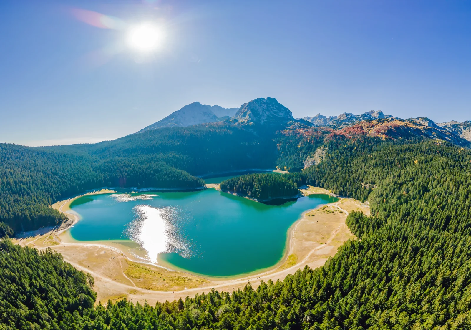 Tohle místo připomíná Alpy, ale je mnohem levnější. Nabízí překrásná panoramata a křišťálovou lagunu