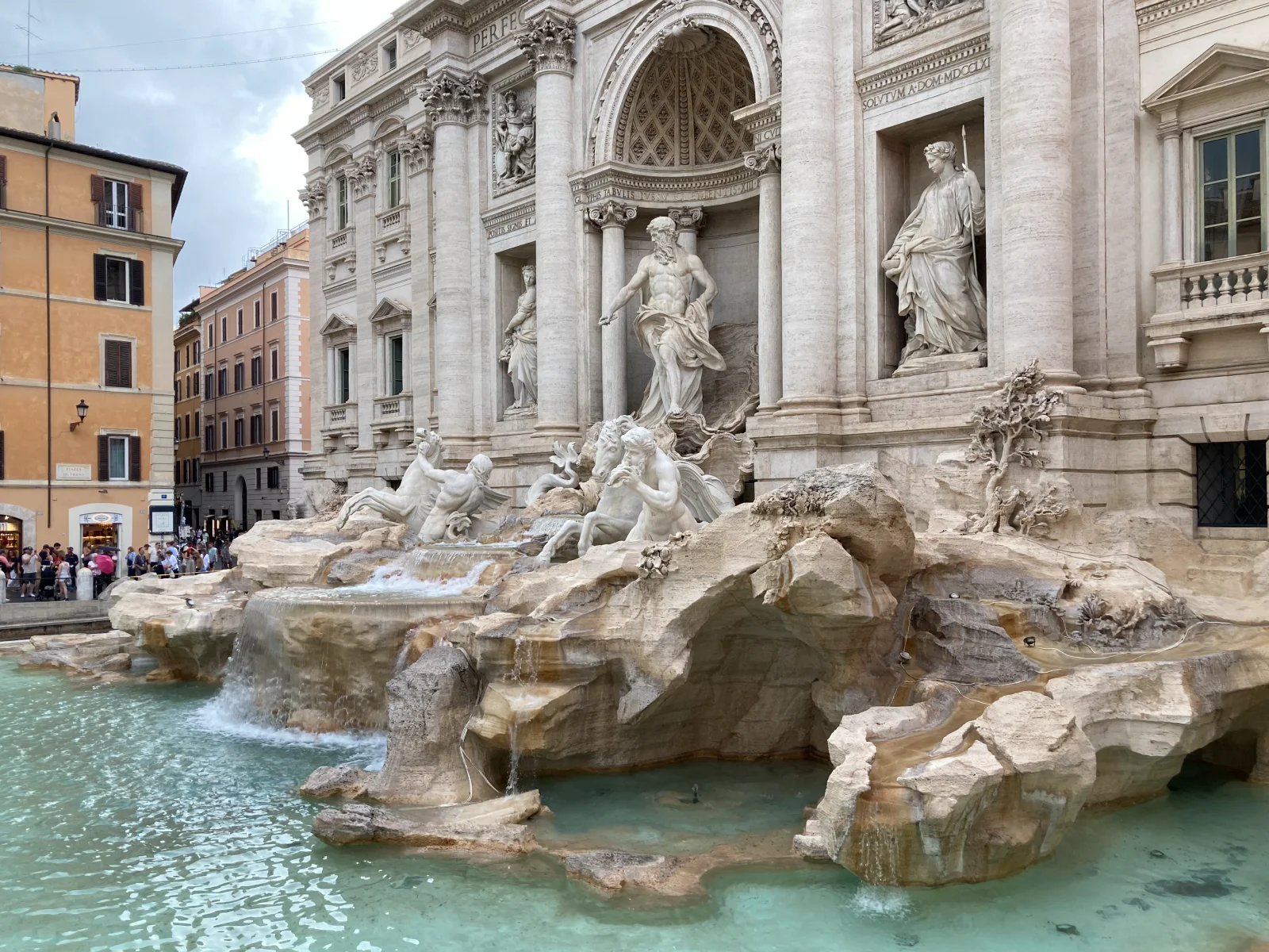 Turista skočil šipku do fontány di Trevi. Z Říma si odnesl pokutu i doživotní zákaz