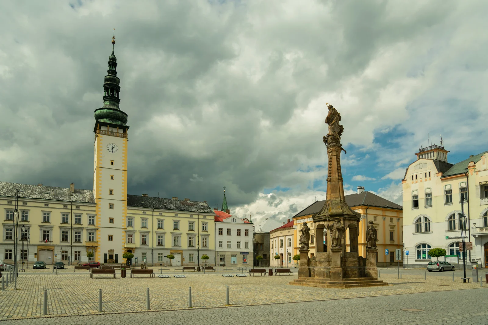 V Česku leží město s vodními kanály, kterému se říká Benátky. Řeka tu protéká ulicemi a místy mizí pod zemí