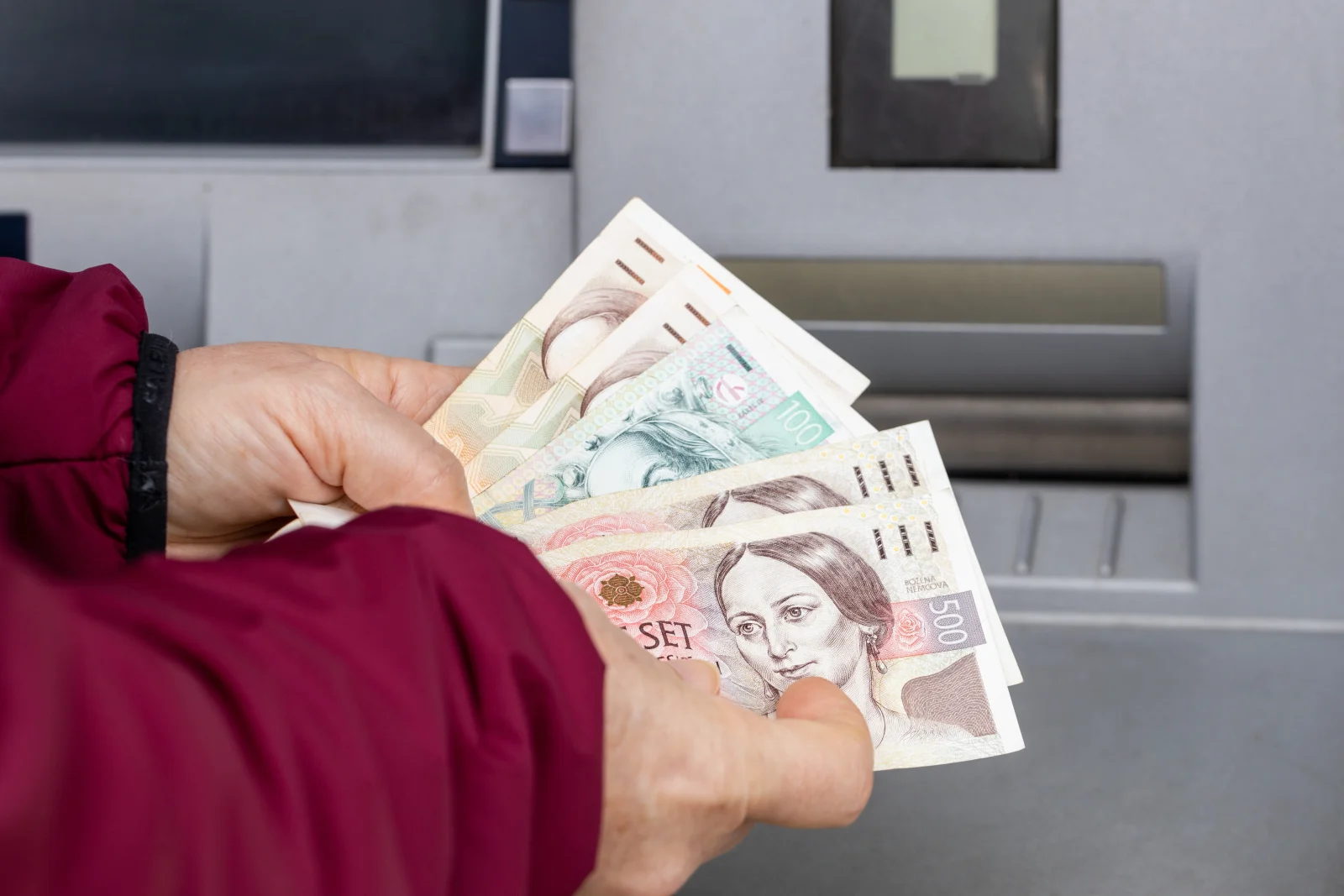 Odmítla odpovědět na pár otázek a přišla o všechno. Česká banka jí zablokovala účet během pár minut