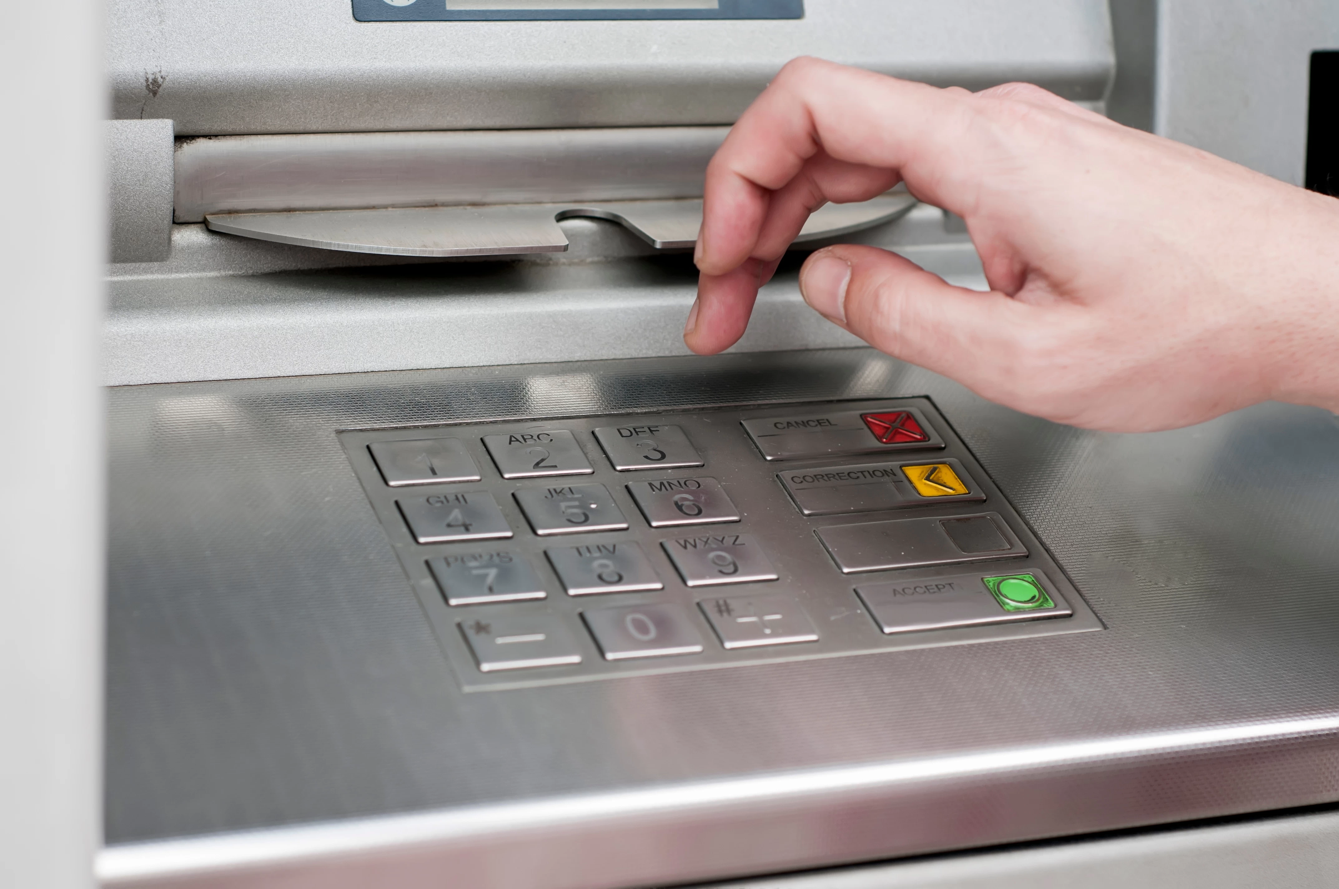 Výběr z bankomatu v zahraničí se může prodražit: Jak poznat nevýhodný kurz