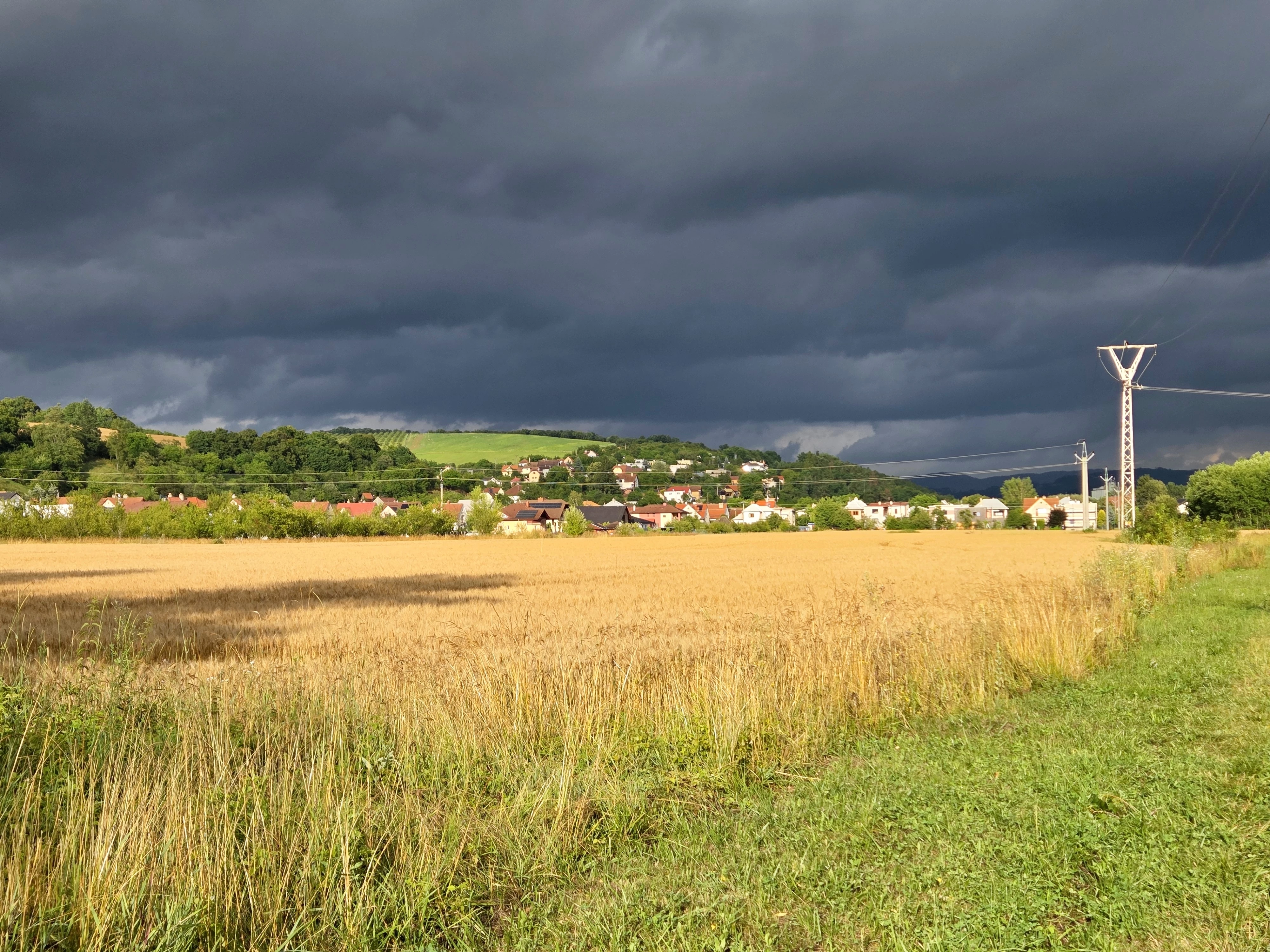 Na Česko se žene rozsáhlá bouřková vlna: Meteorologové změnili výstrahu pro celou zemi