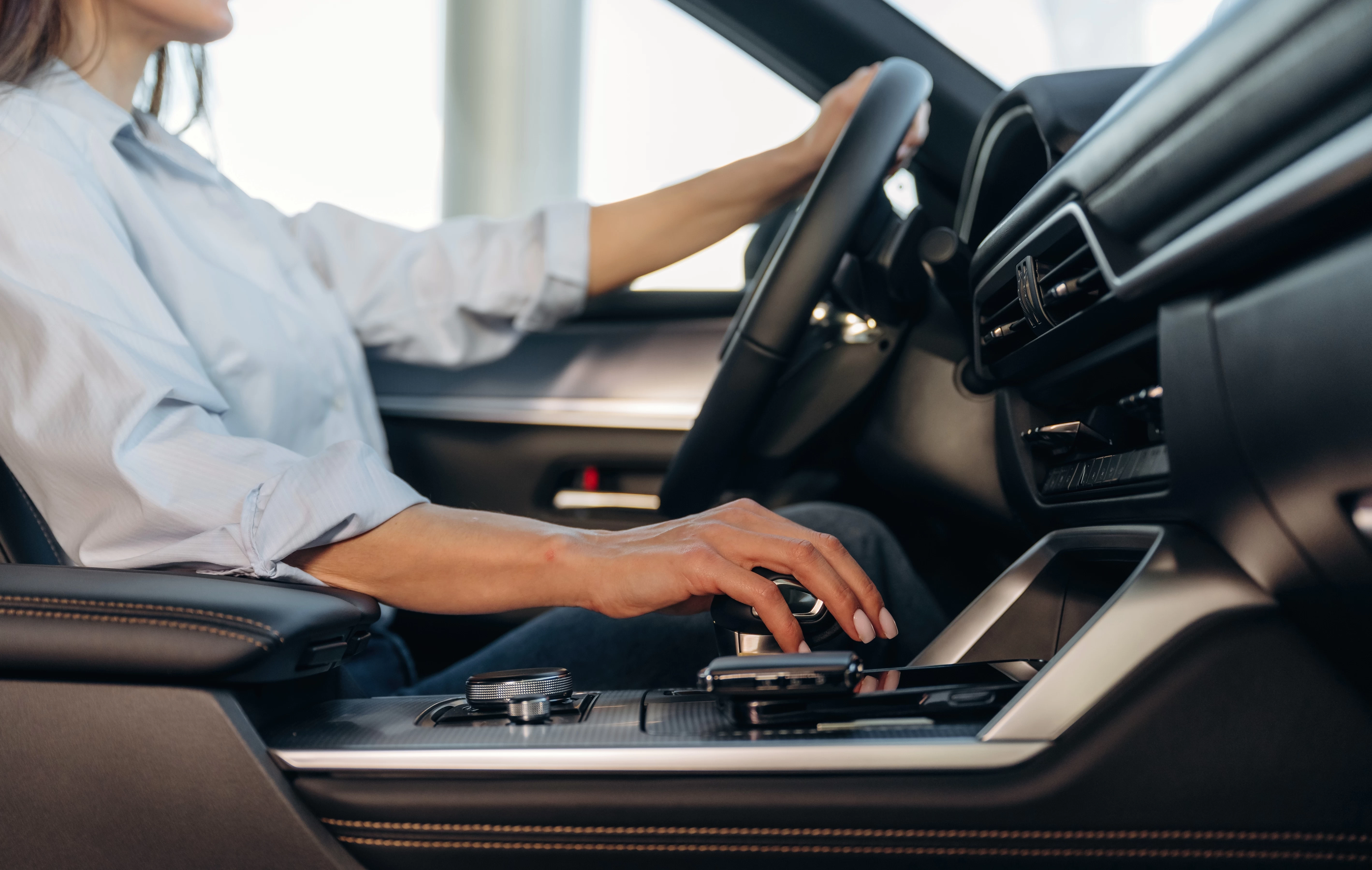 Auto v rozpáleném městě trpí víc, než se zdá: Co před jízdou nevynechat