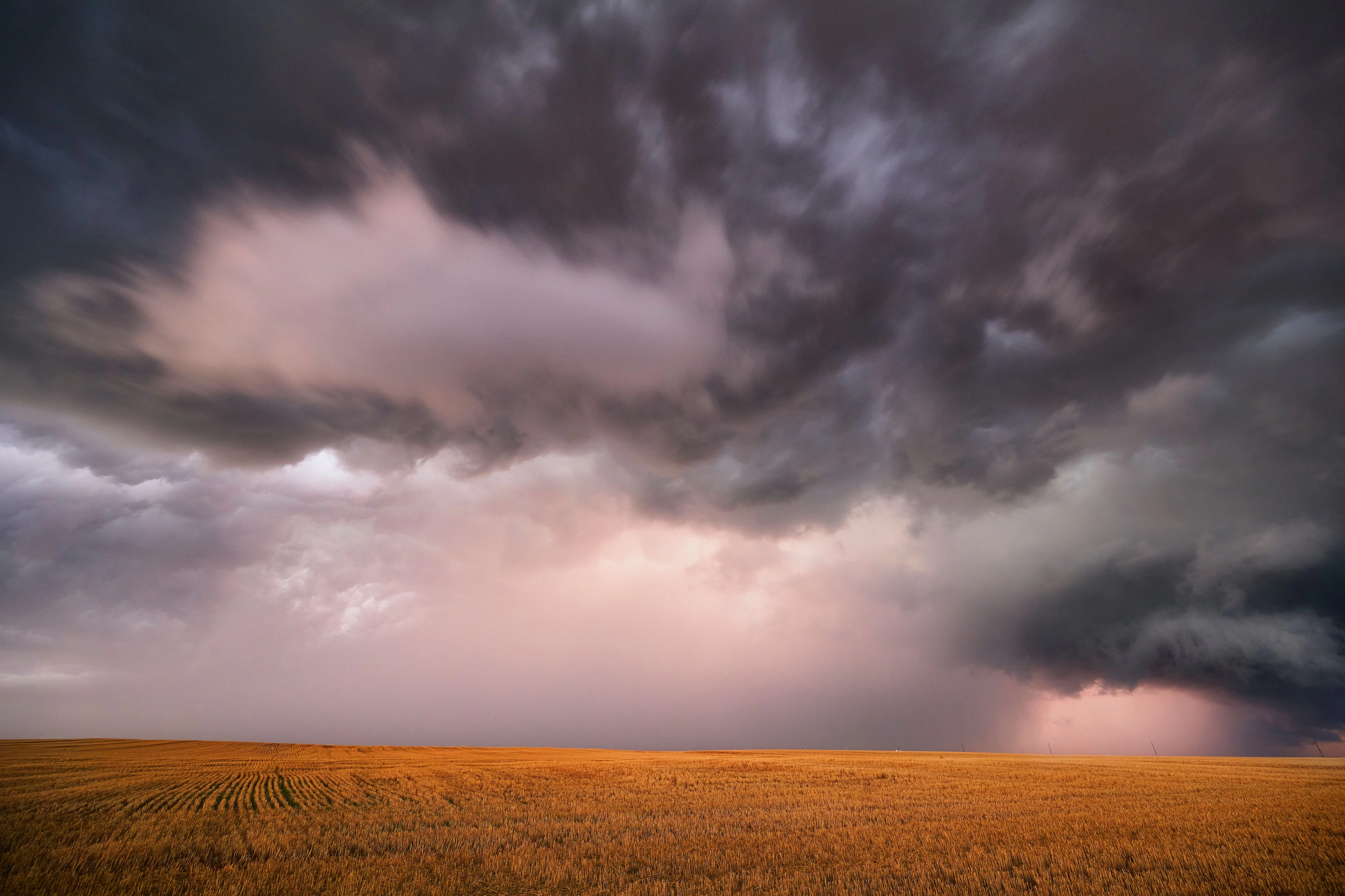 Česko v neděli zasáhne rozsáhlý bouřkový systém. Zabezpečte svůj majetek, varují meteorologové