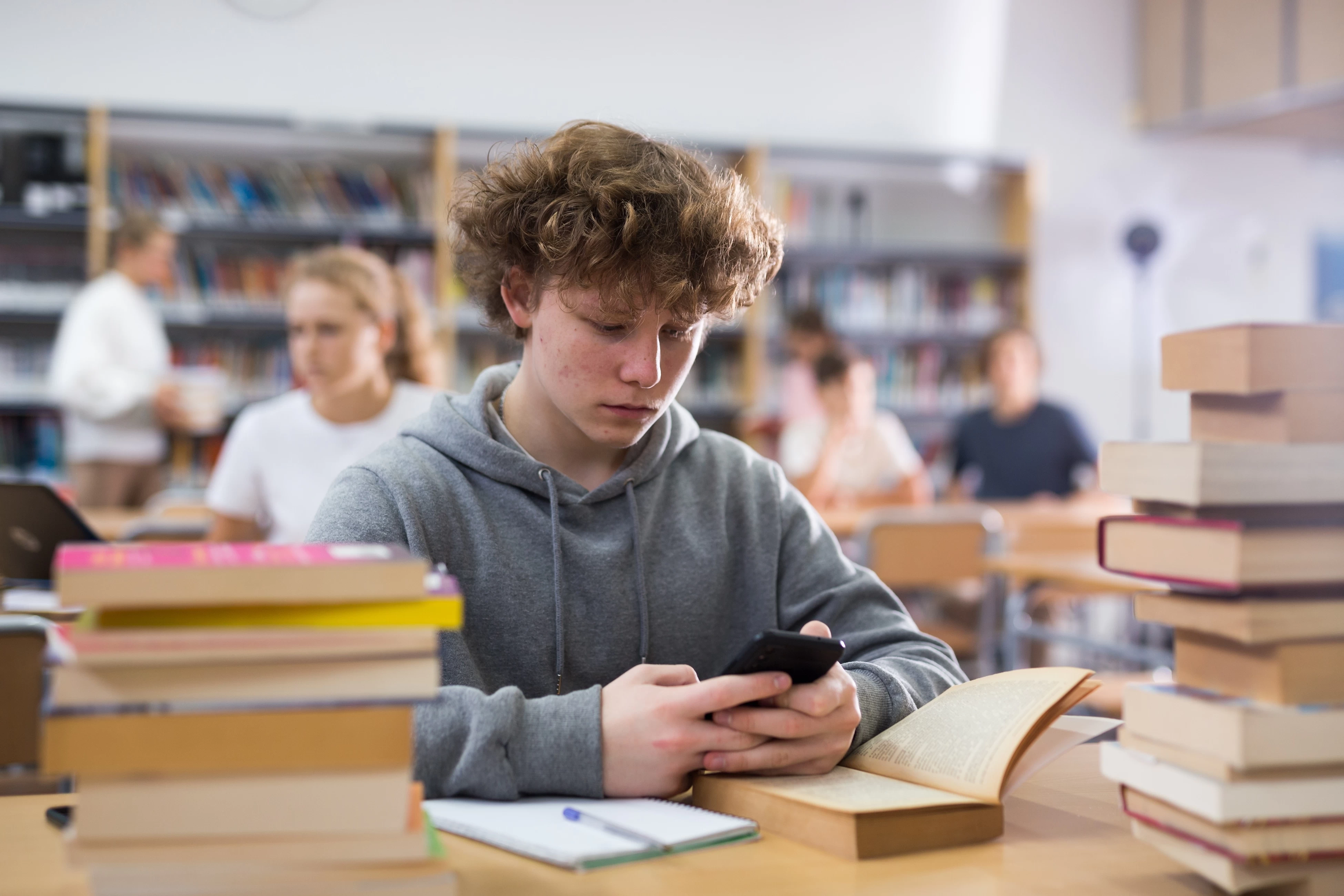 Vláda podpořila zákaz mobilů ve školách. Platit má i pro přestávky a družinu