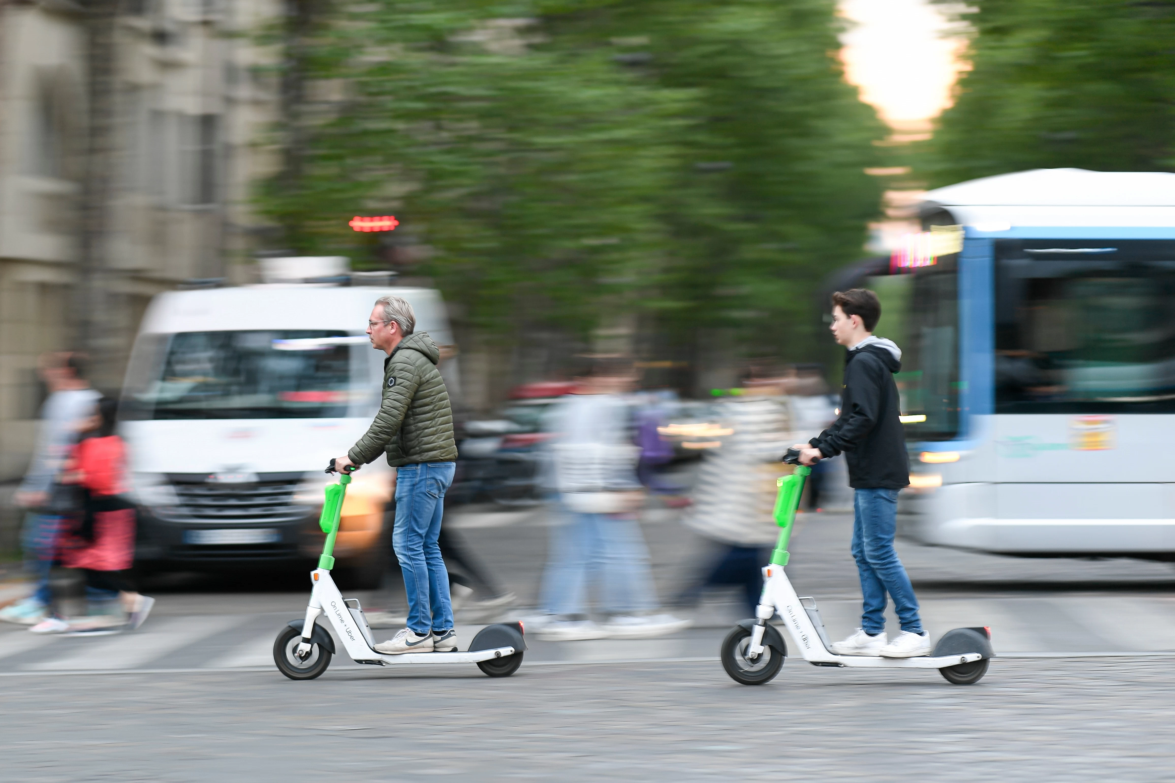 Jedete do Paříže na elektrokoloběžce? Nová pravidla mohou vyjít draho