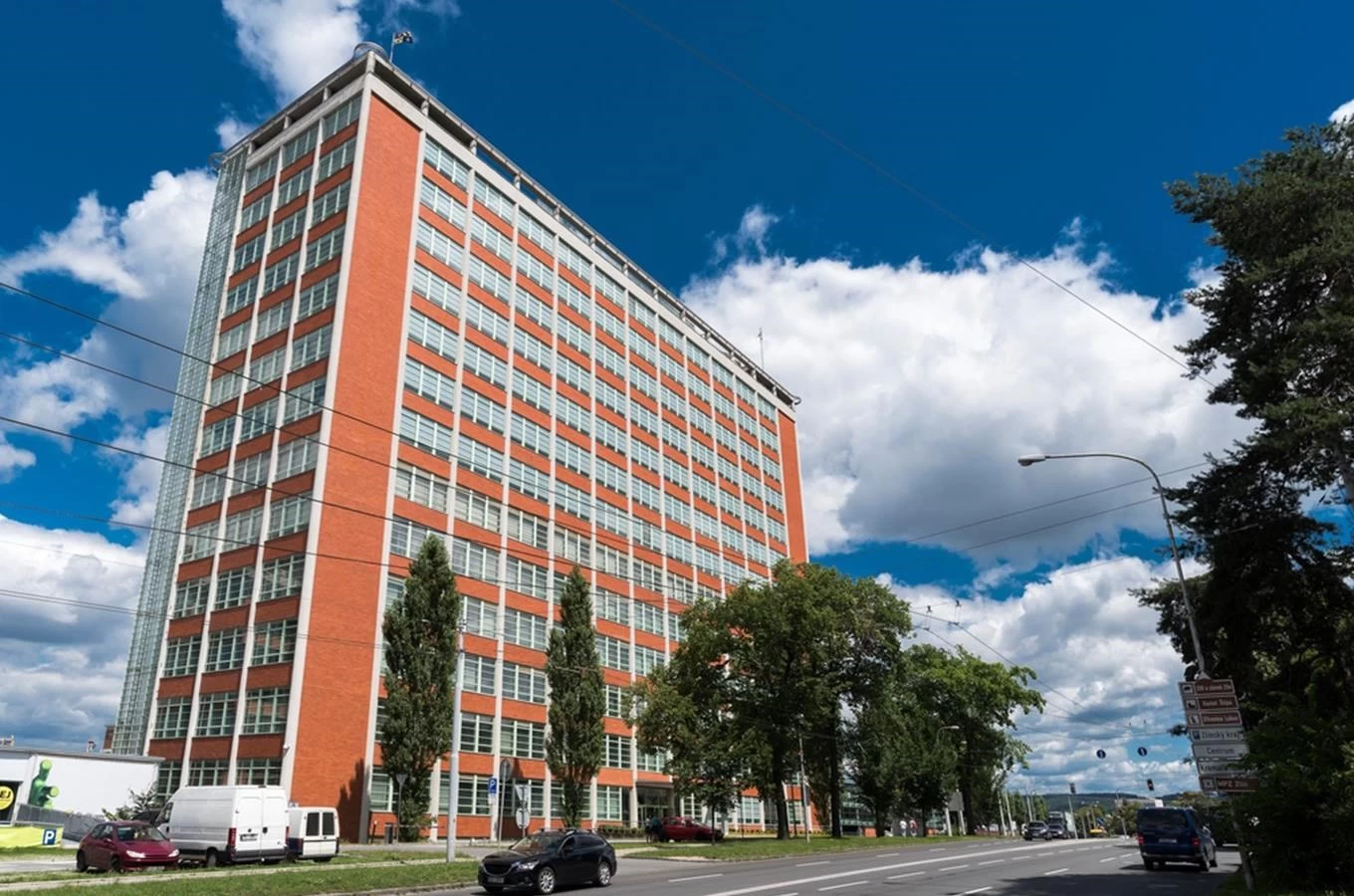 Bagr rozebírá zlínské torzo po patrech. Demolice budovy 34 má jasné termíny