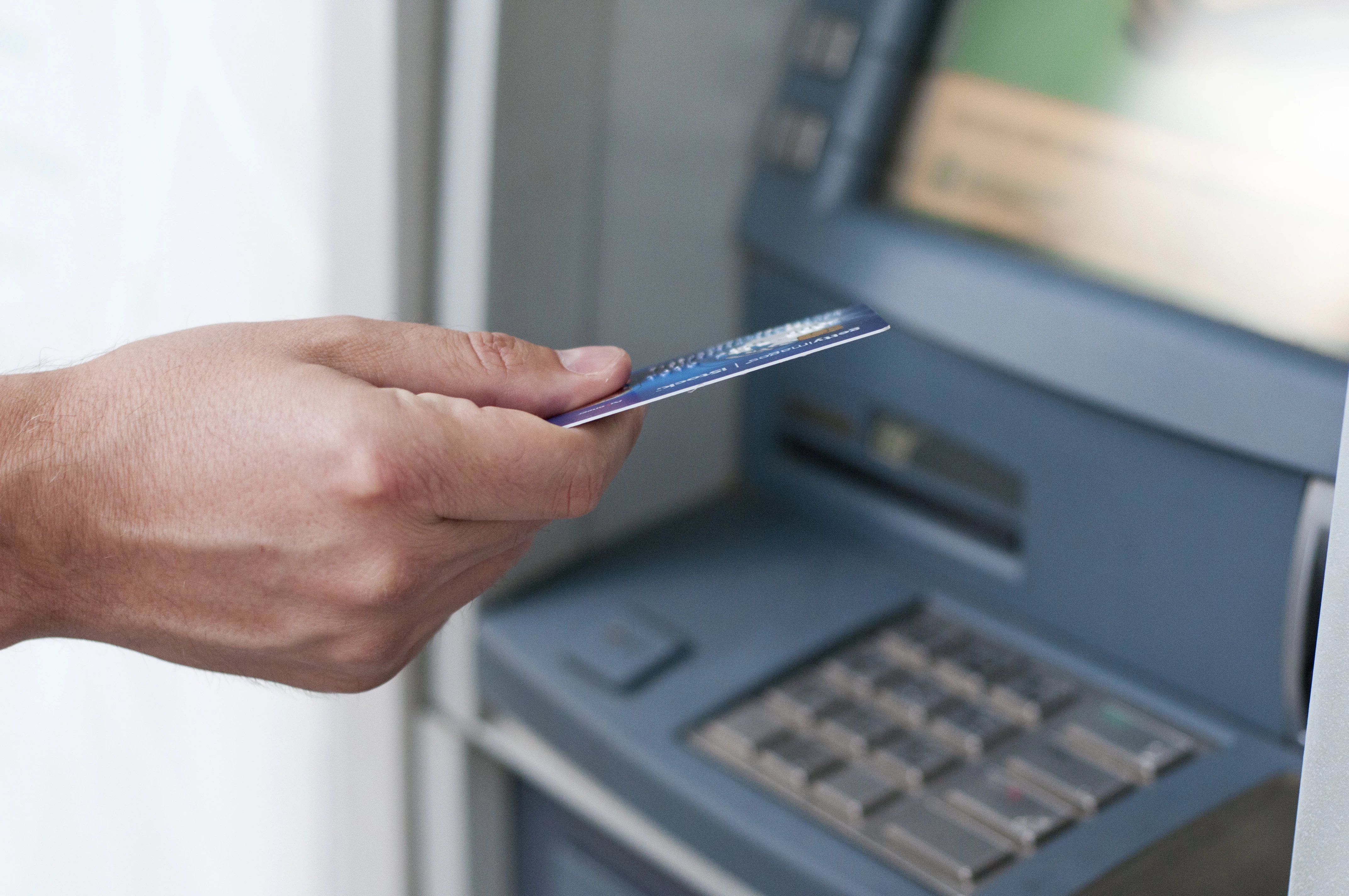 Výběr z bankomatu v Chorvatsku se může prodražit. Na tuto volbu si dejte pozor