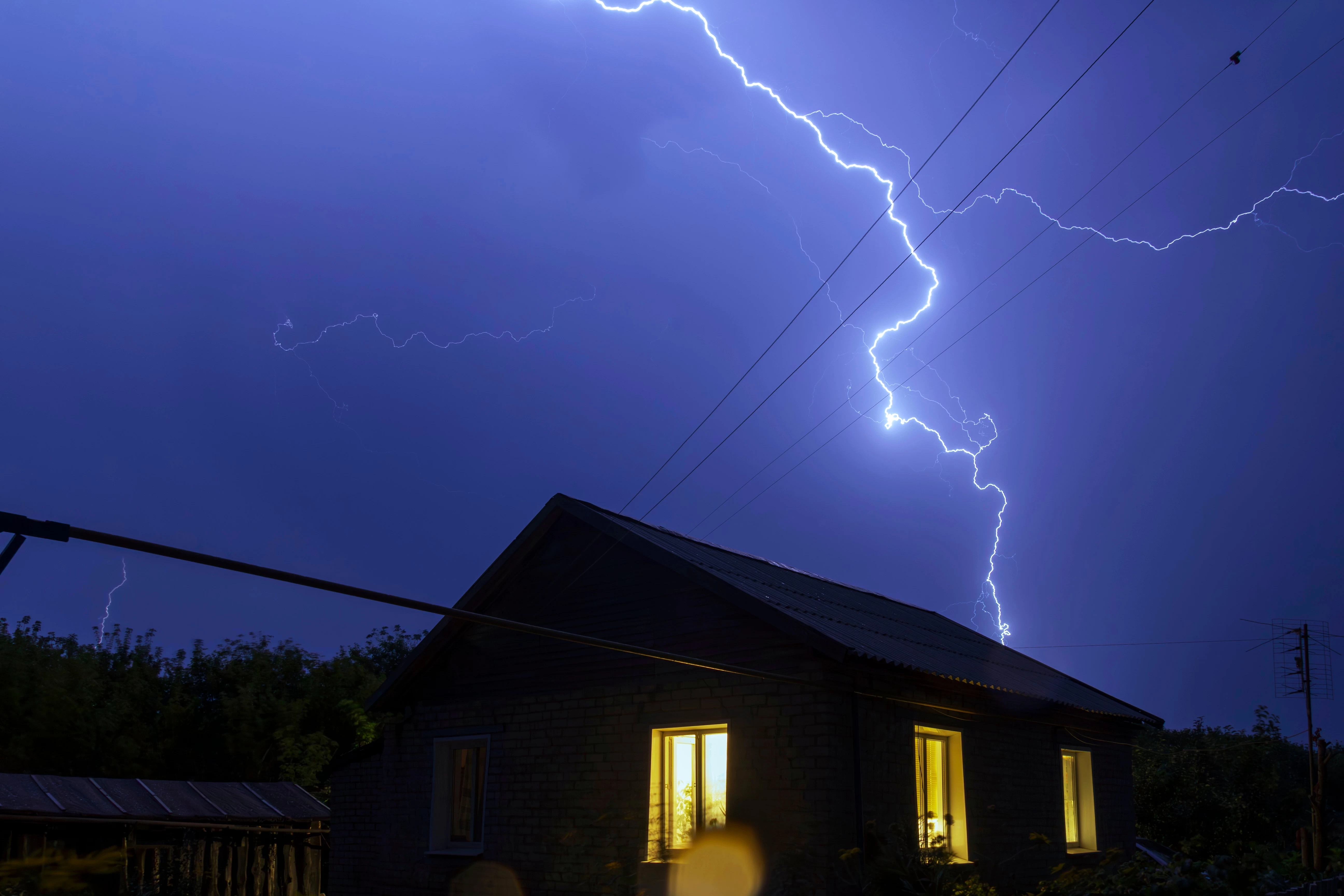Letní bouřky ničí elektroniku v domácnostech. Škody kvůli přepětí se za deset let více než ztrojnásobily