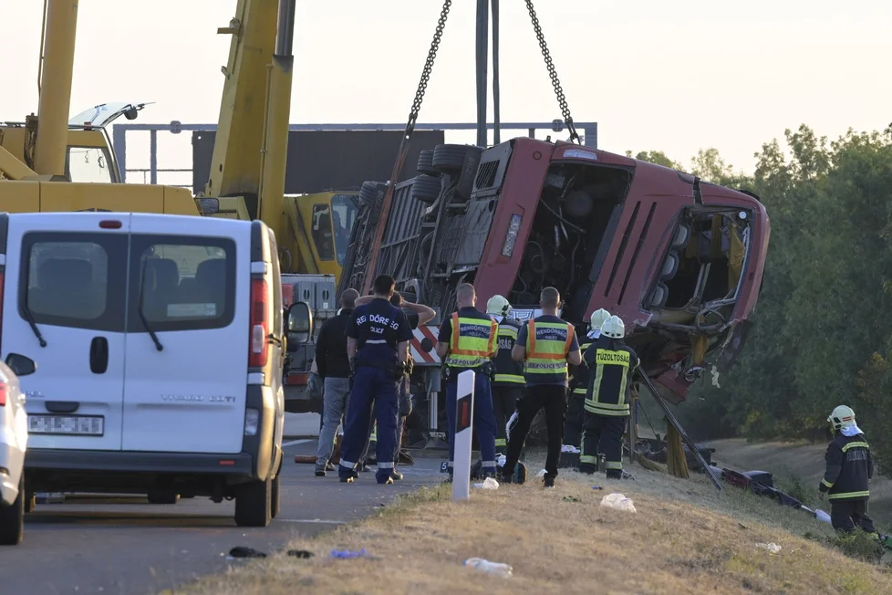Tragédie na dálnici v Maďarsku. Autobus s polskými turisty skončil v příkopu, zemřelo 12 lidí