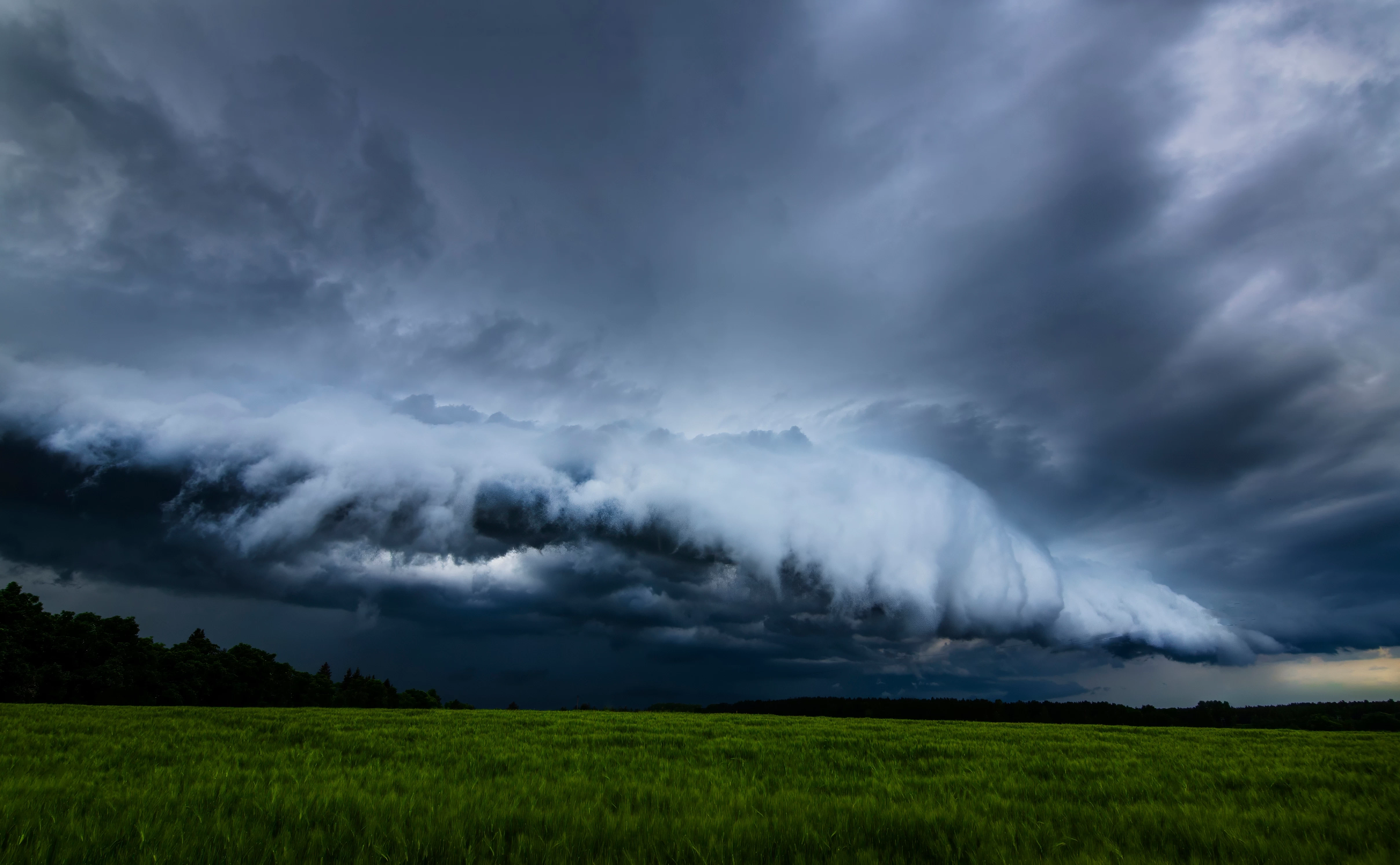 Bouřky budou ještě silnější: Meteorologové kvůli dalšímu vývoji zpřísnili výstrahu