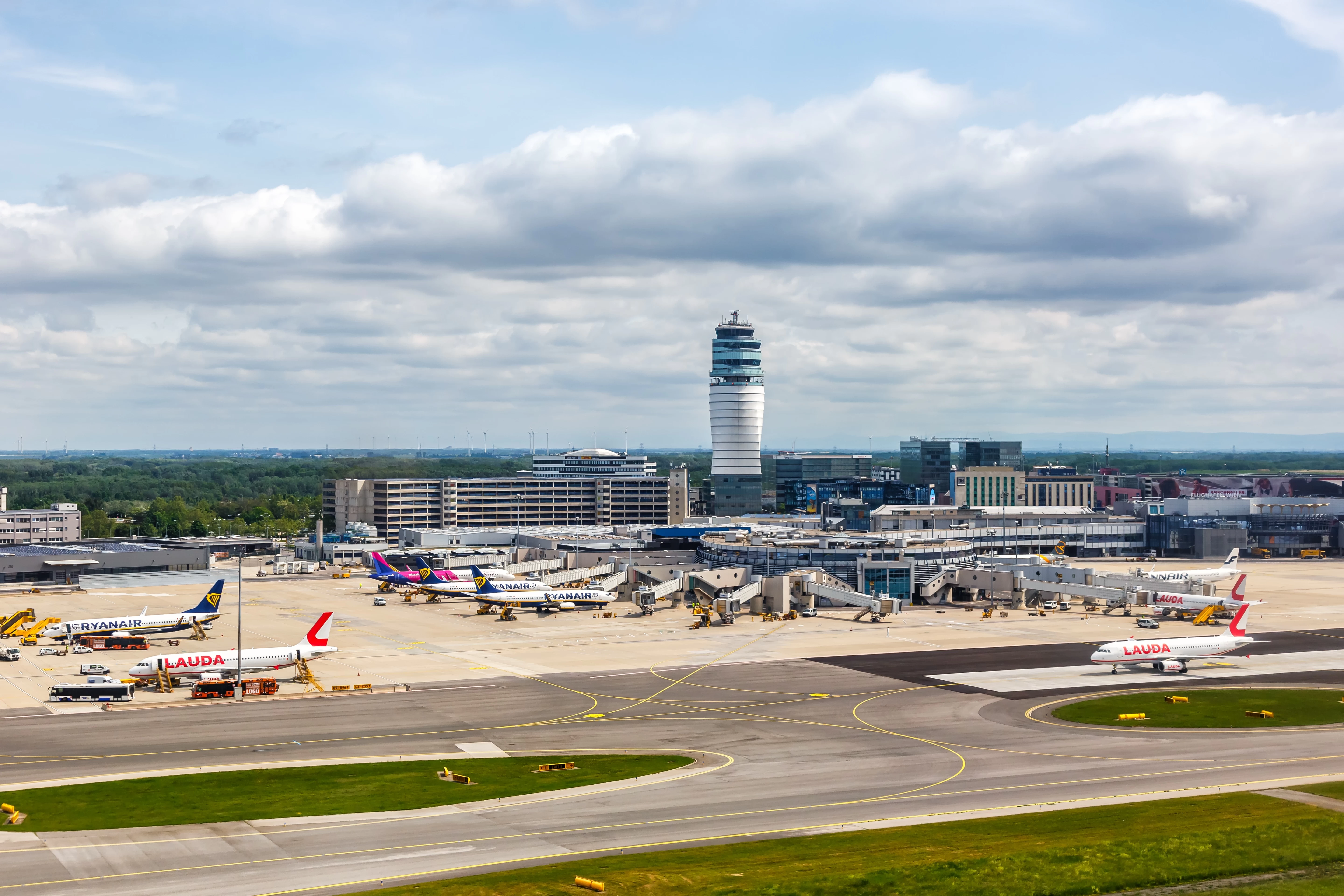 Let z oblíbeného italského letoviska skončil krátce po startu. Airbus měl problém s motorem a nouzově přistál