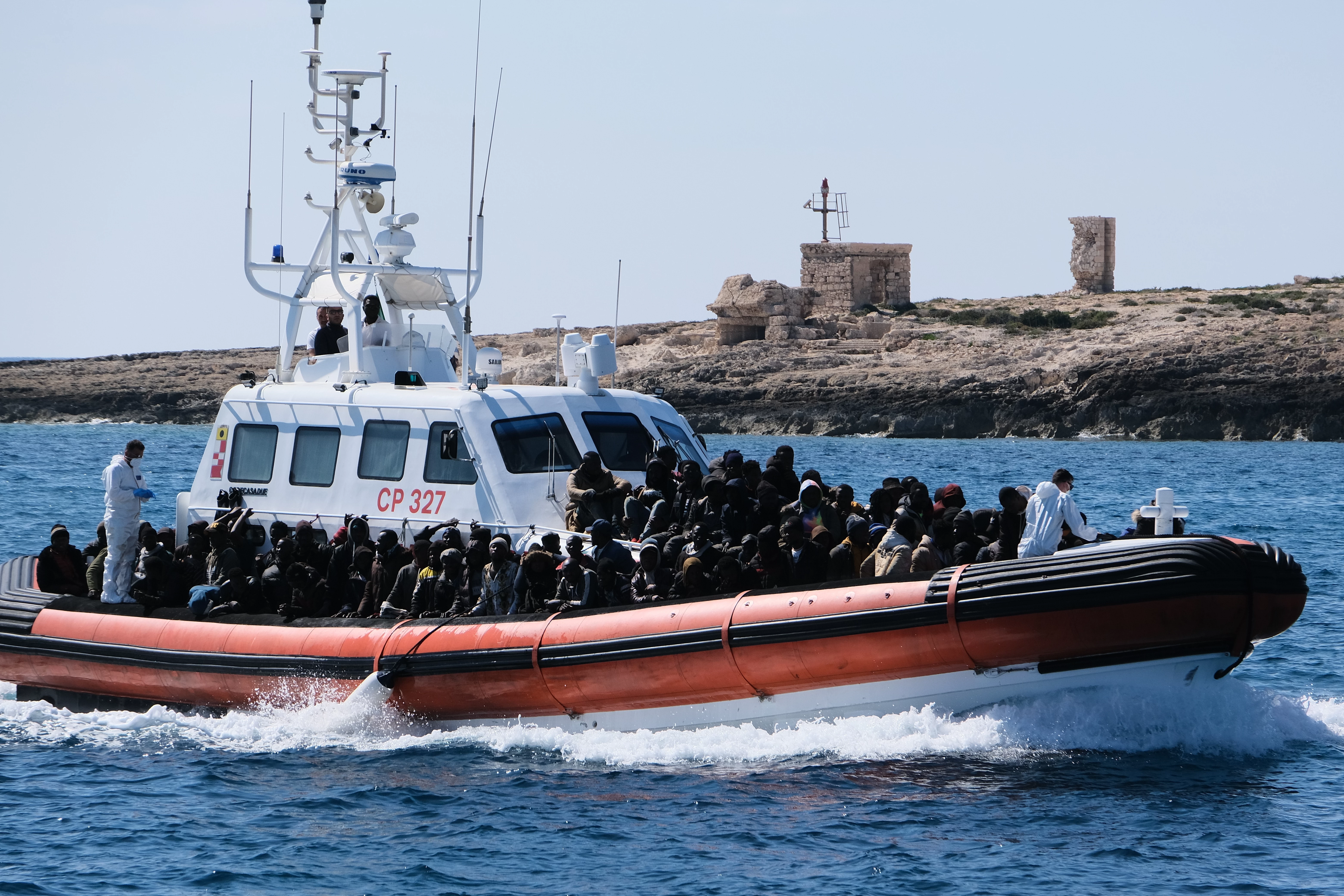 Turisté odpočívali na pláži ve Španělsku, když ke břehu dorazil člun s migranty. Část lidí začala utíkat.