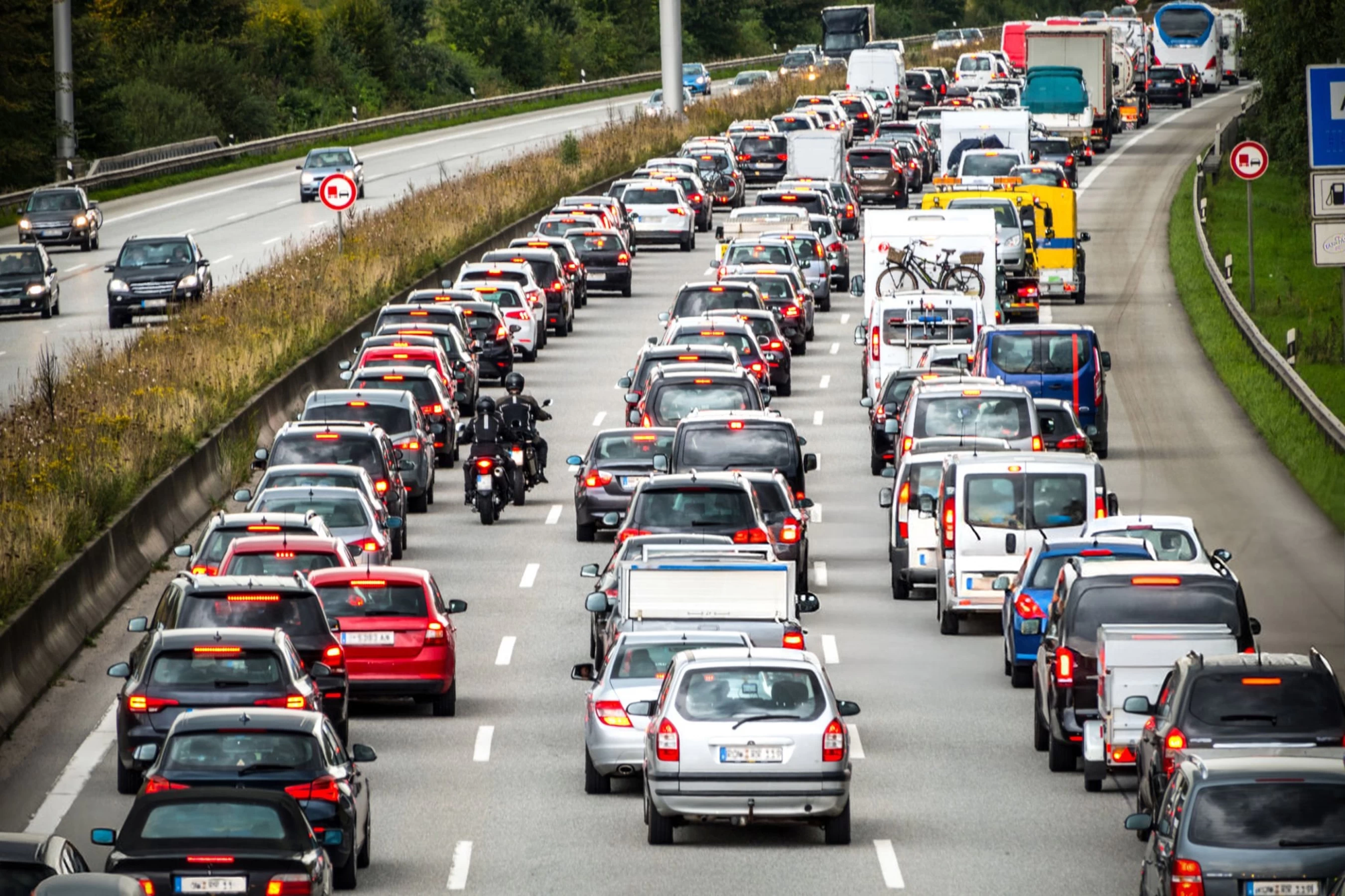 Řidiči musí tento víkend počítat s kolonami na německých dálnicích. Lidé se musí připravit na hodinové kolony