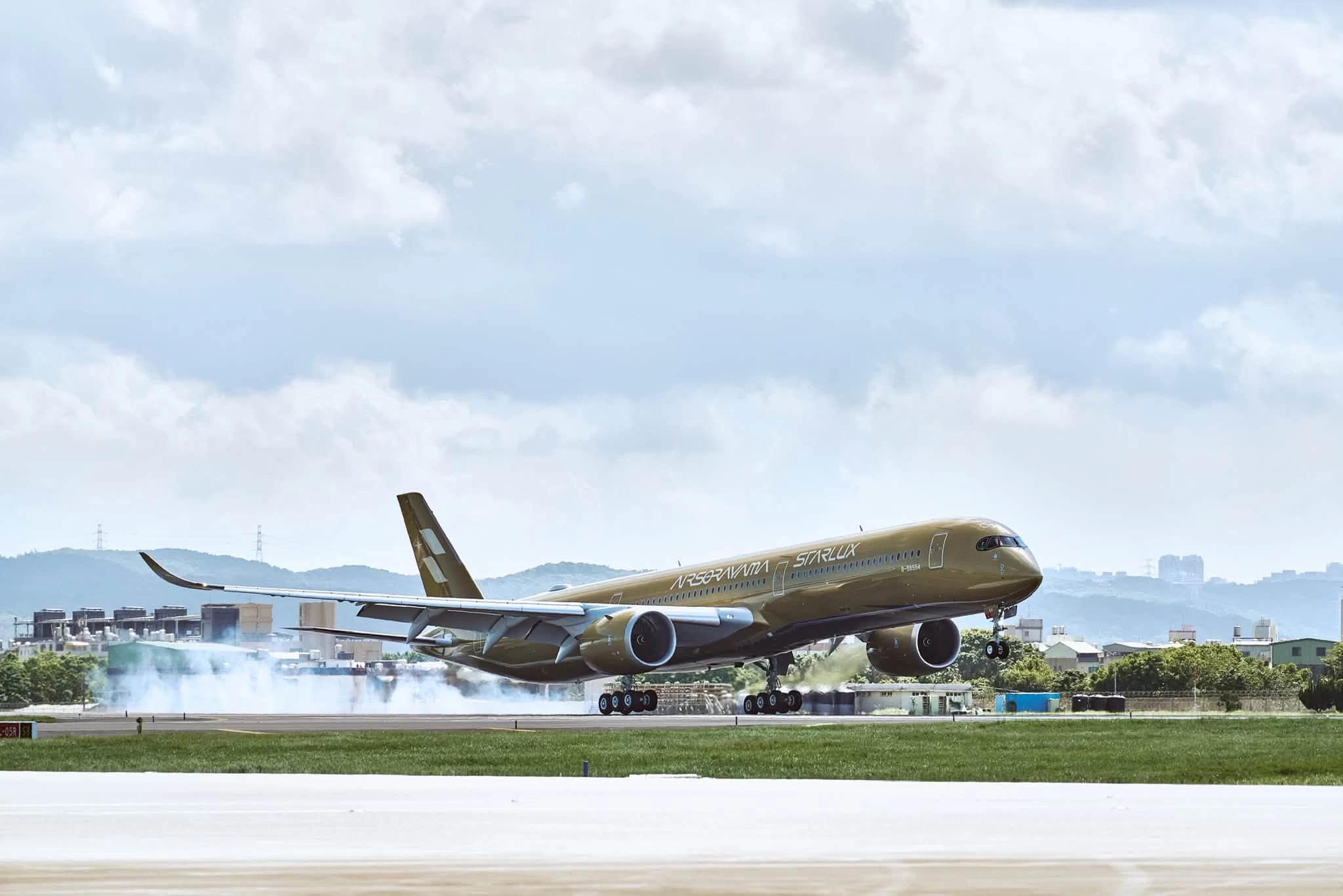 Na pražském letišti přistane zlatý Airbus. Unikátní stroj se bude do Ruzyně vracet pravidelně